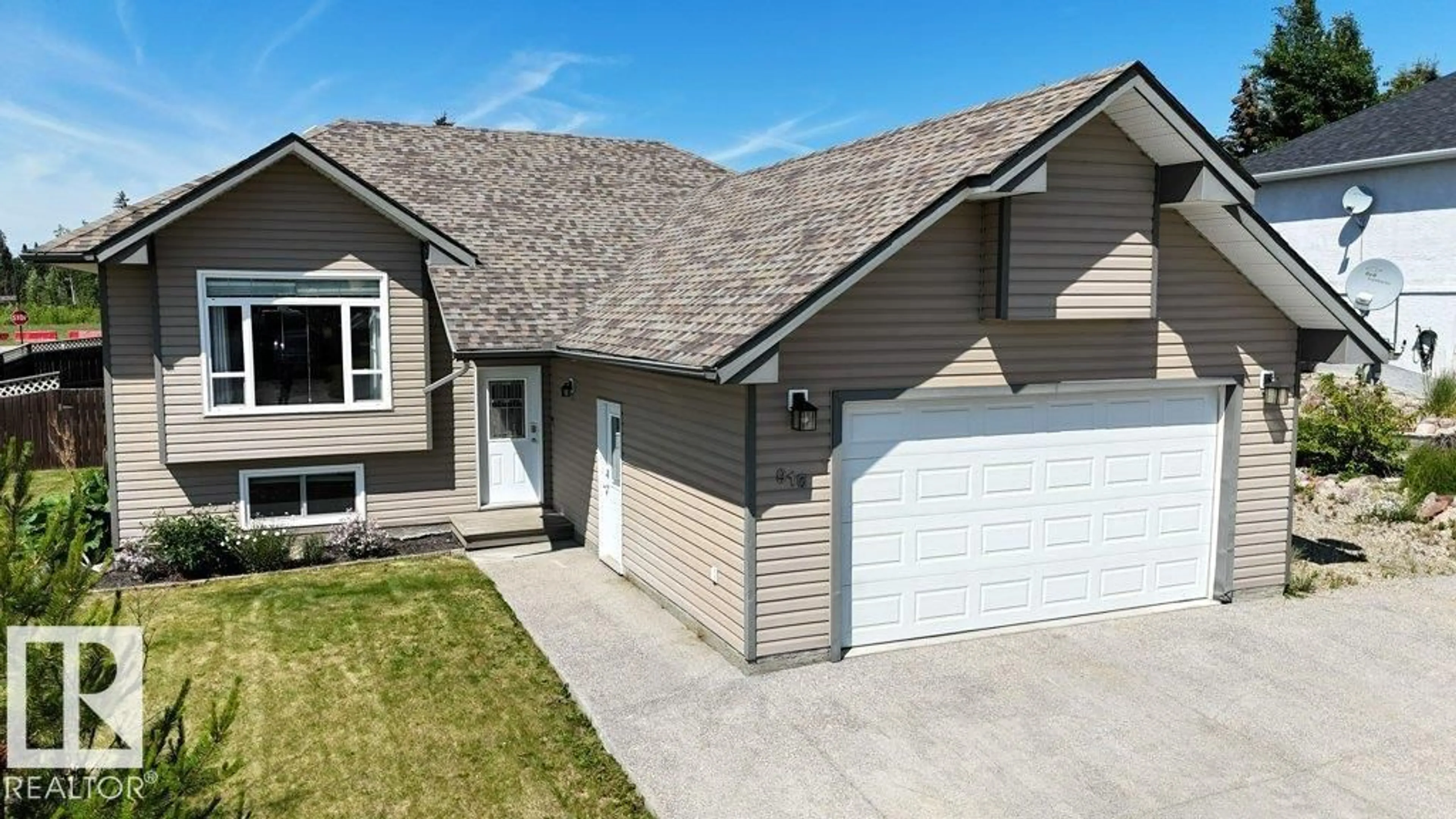 Home with vinyl exterior material, street for 916 62A ST, Edson Alberta T7E1Y6