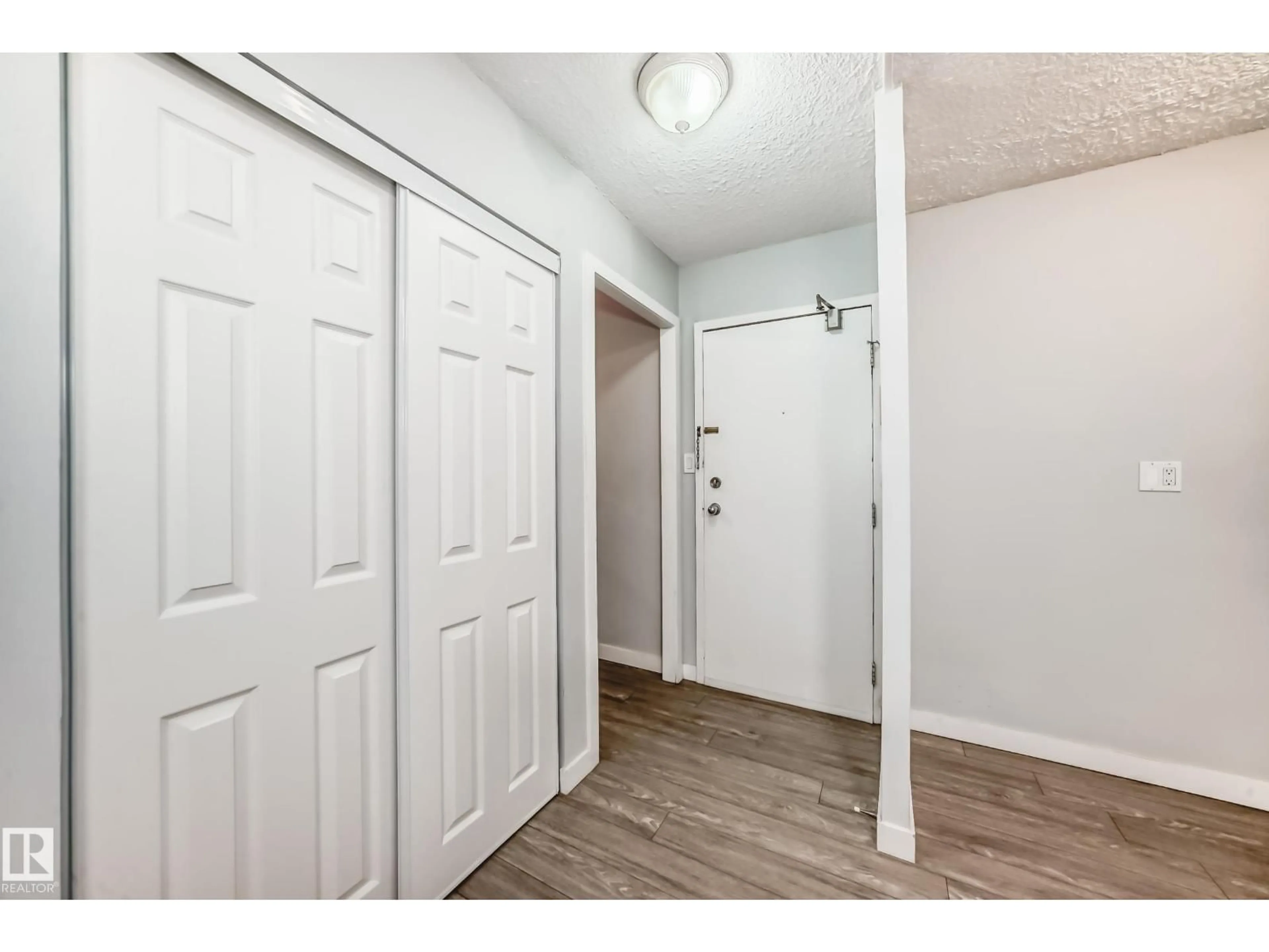 Indoor entryway for 423 - 10160 114 ST, Edmonton Alberta T5K2L2