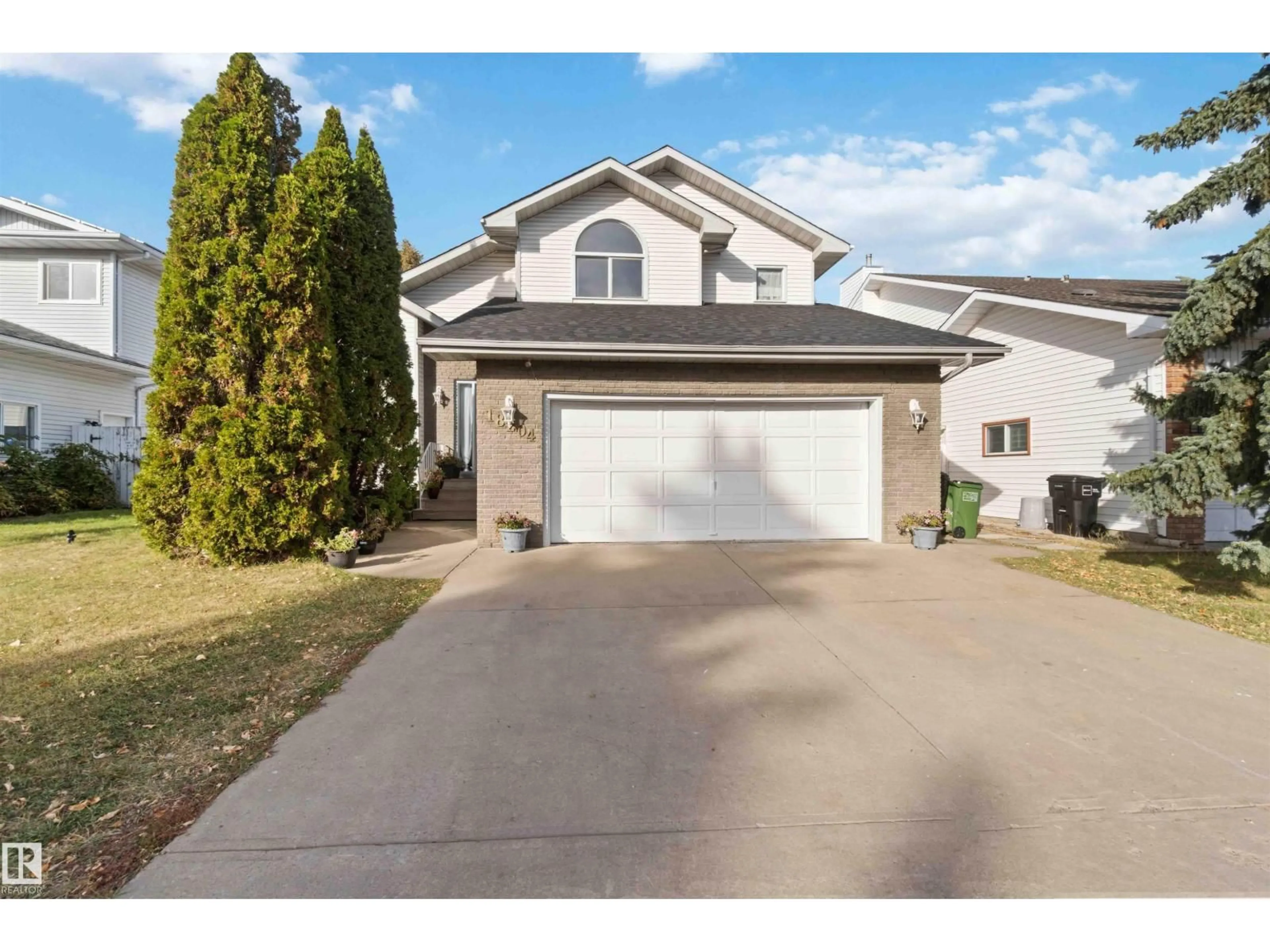 Home with vinyl exterior material, street for 18204 61 AV, Edmonton Alberta T6M1T5
