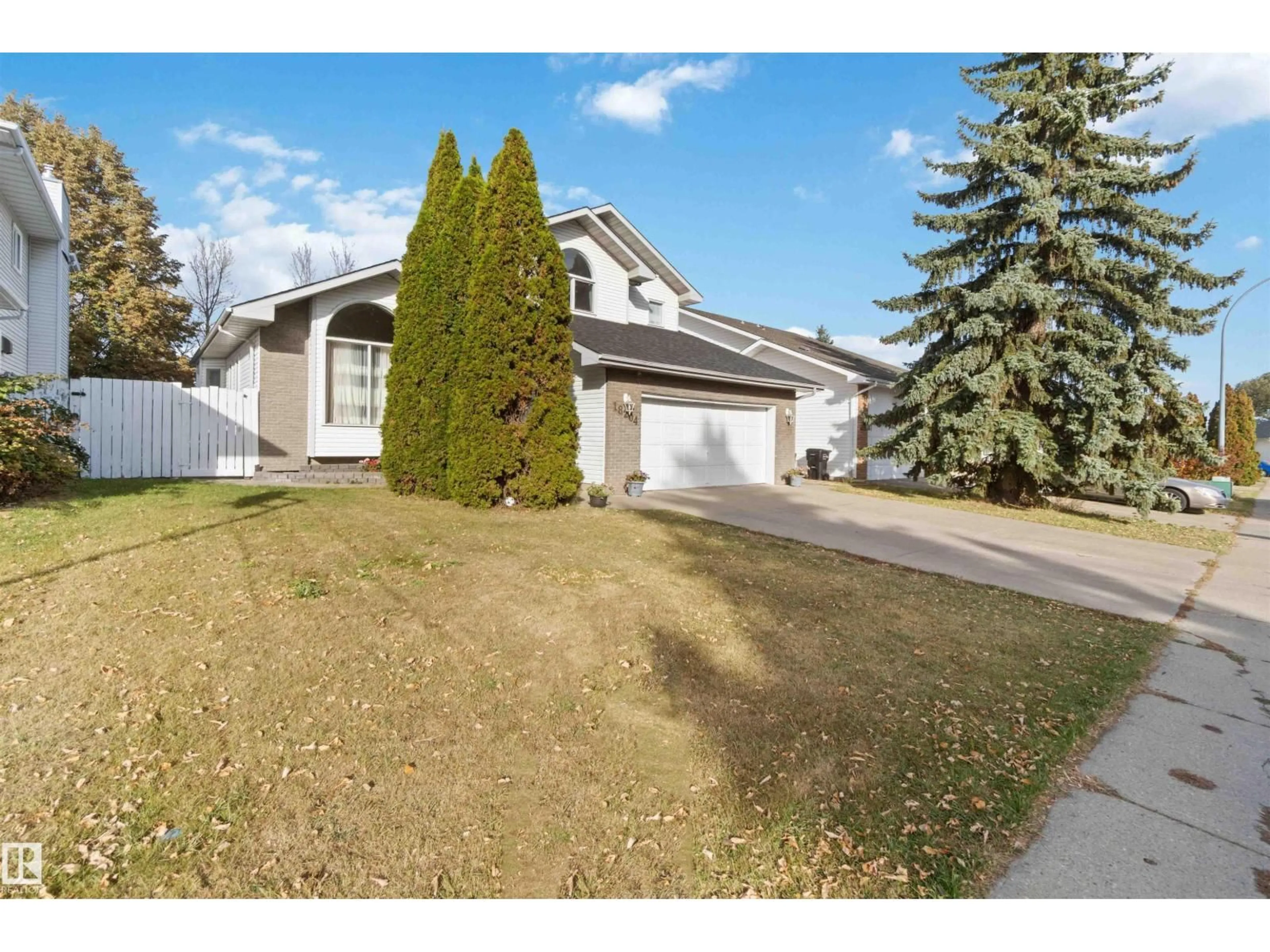 Home with vinyl exterior material, street for 18204 61 AV, Edmonton Alberta T6M1T5
