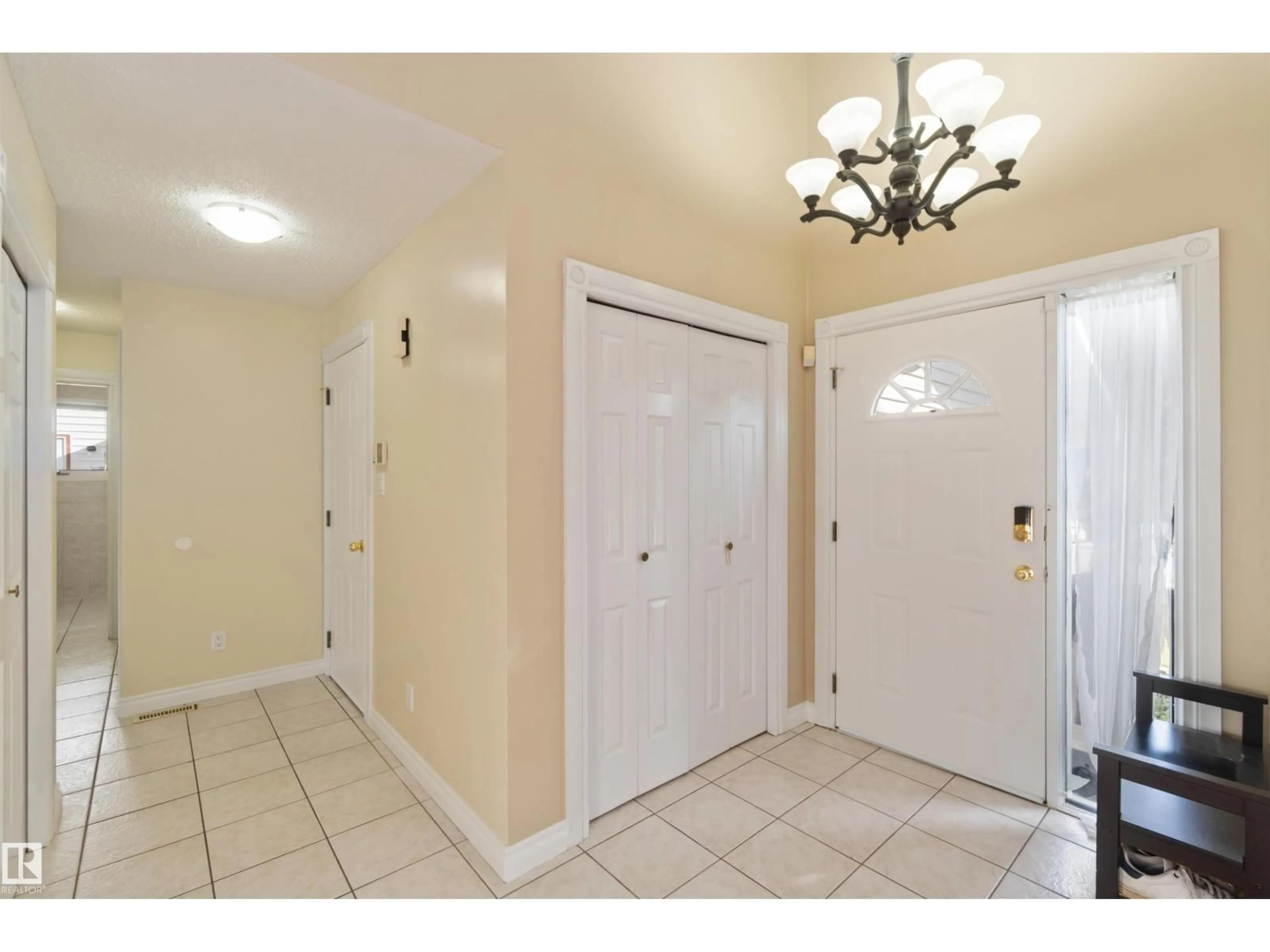 Indoor entryway for 18204 61 AV, Edmonton Alberta T6M1T5