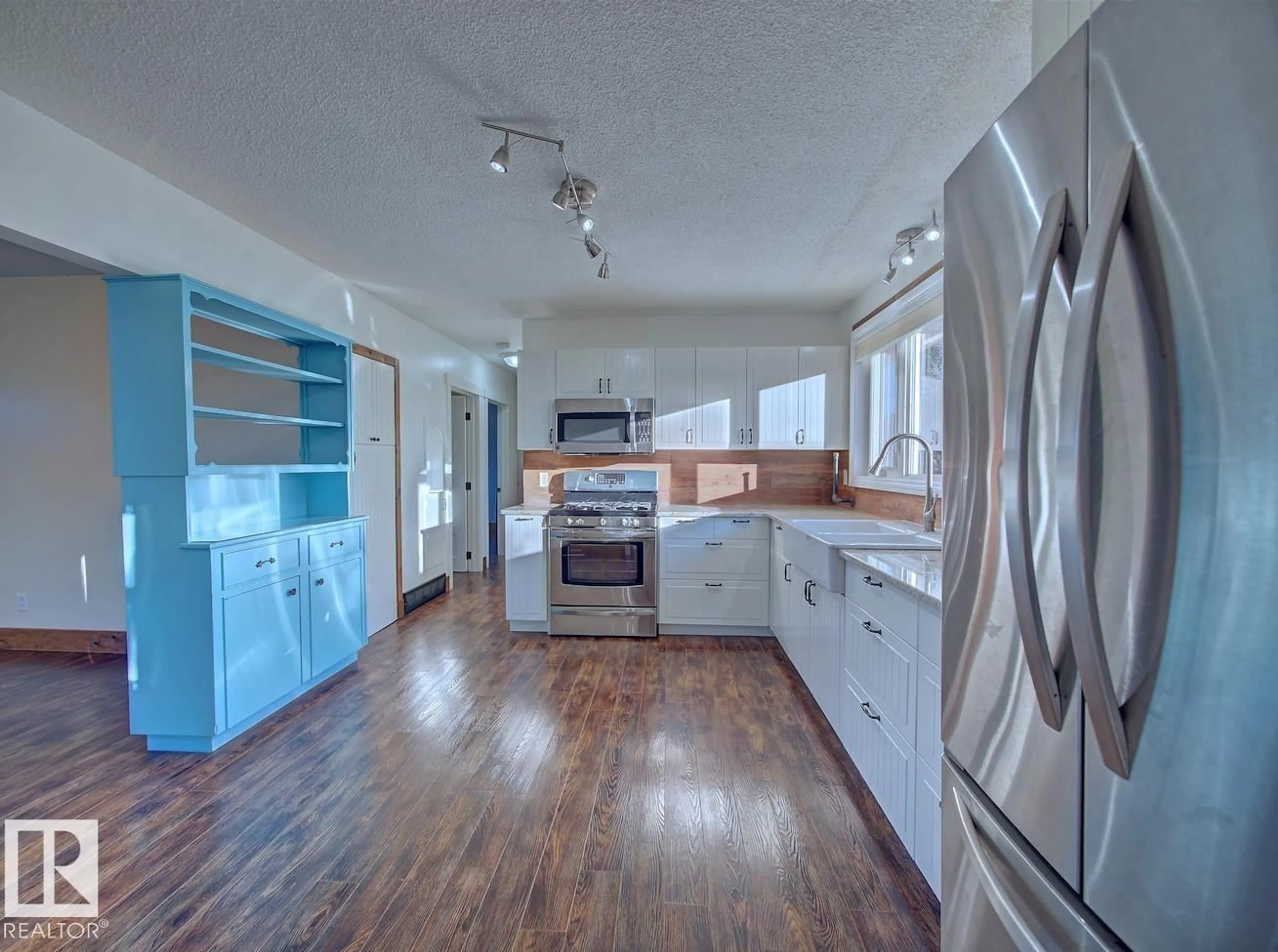 Open concept kitchen, unknown for 54569 - 35 RR 215, Josephburg Alberta T8L4B9