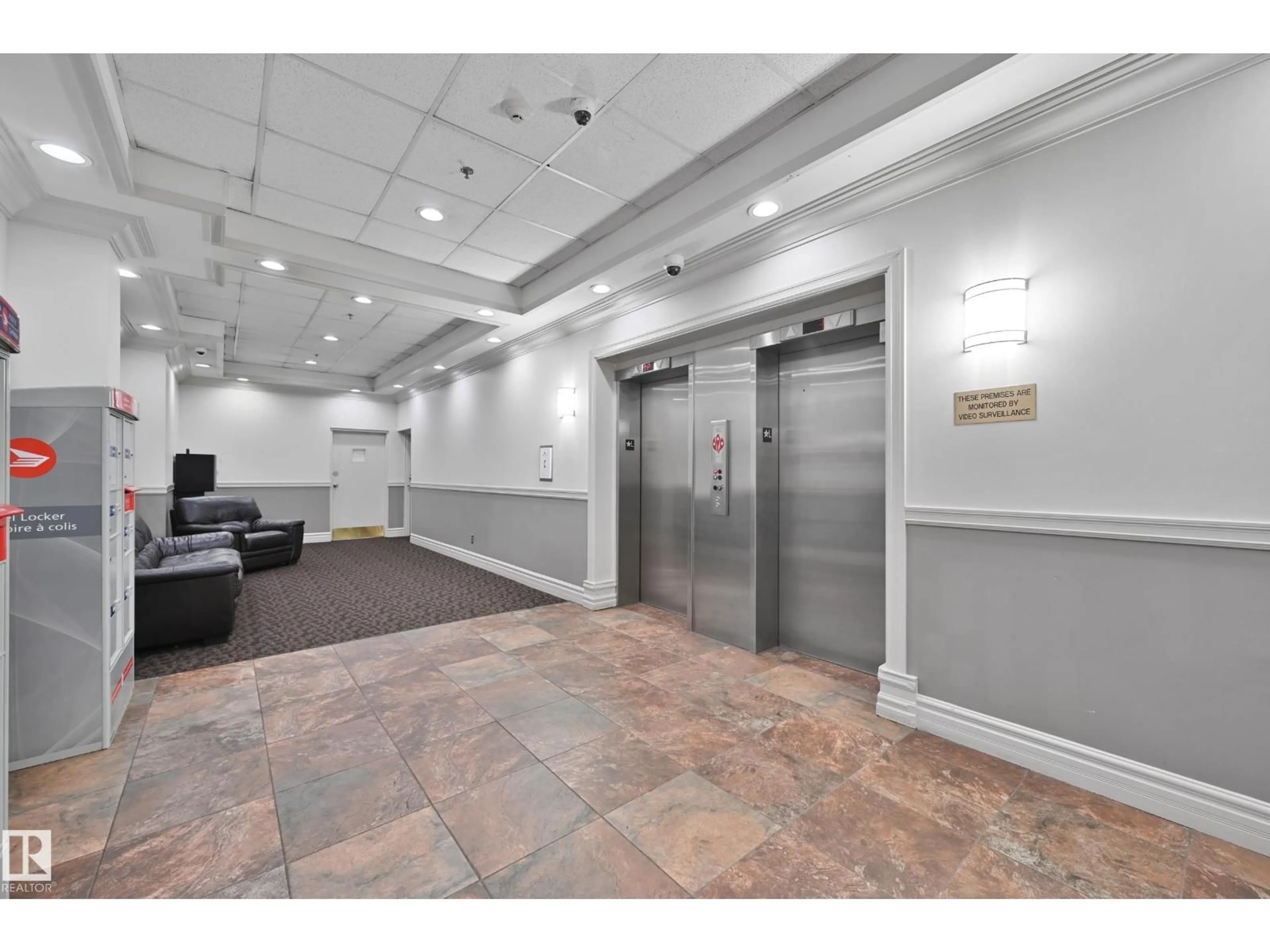 Indoor foyer for 723 10160 114 ST NW, Edmonton Alberta T5K2L2