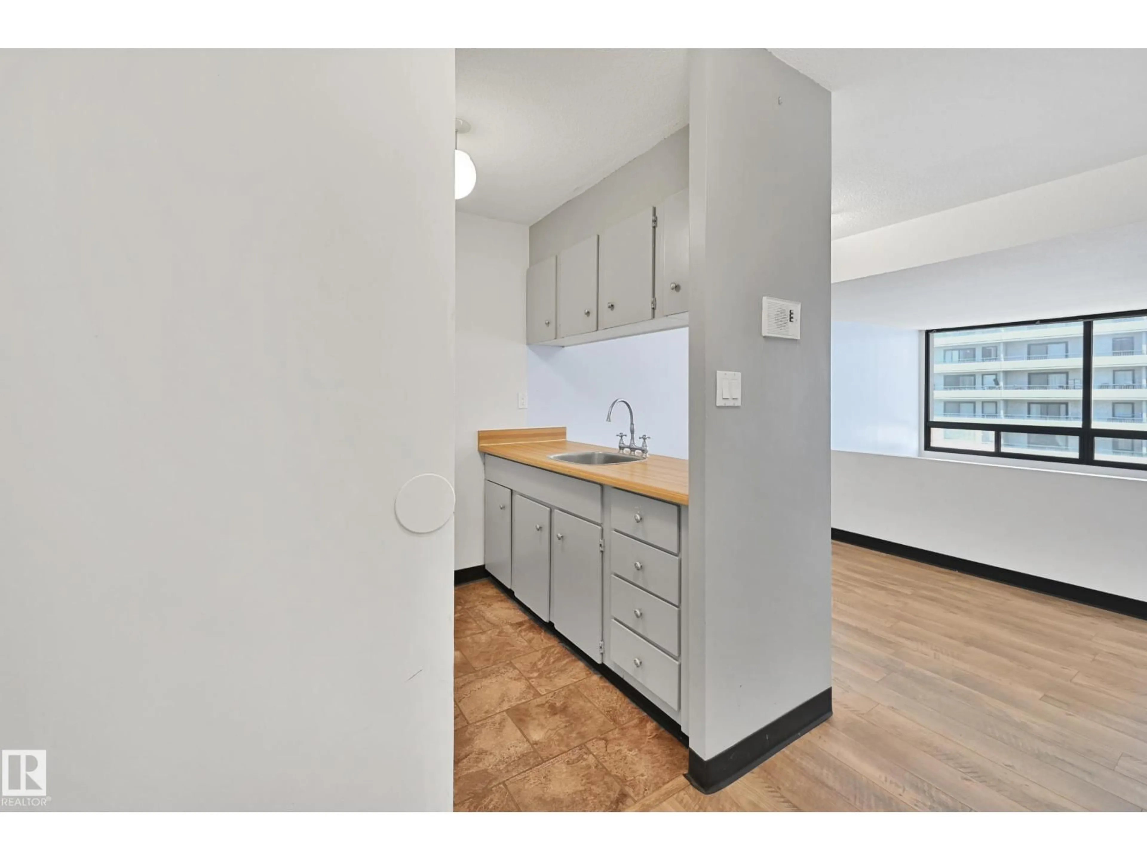 Standard kitchen, unknown for 723 10160 114 ST NW, Edmonton Alberta T5K2L2