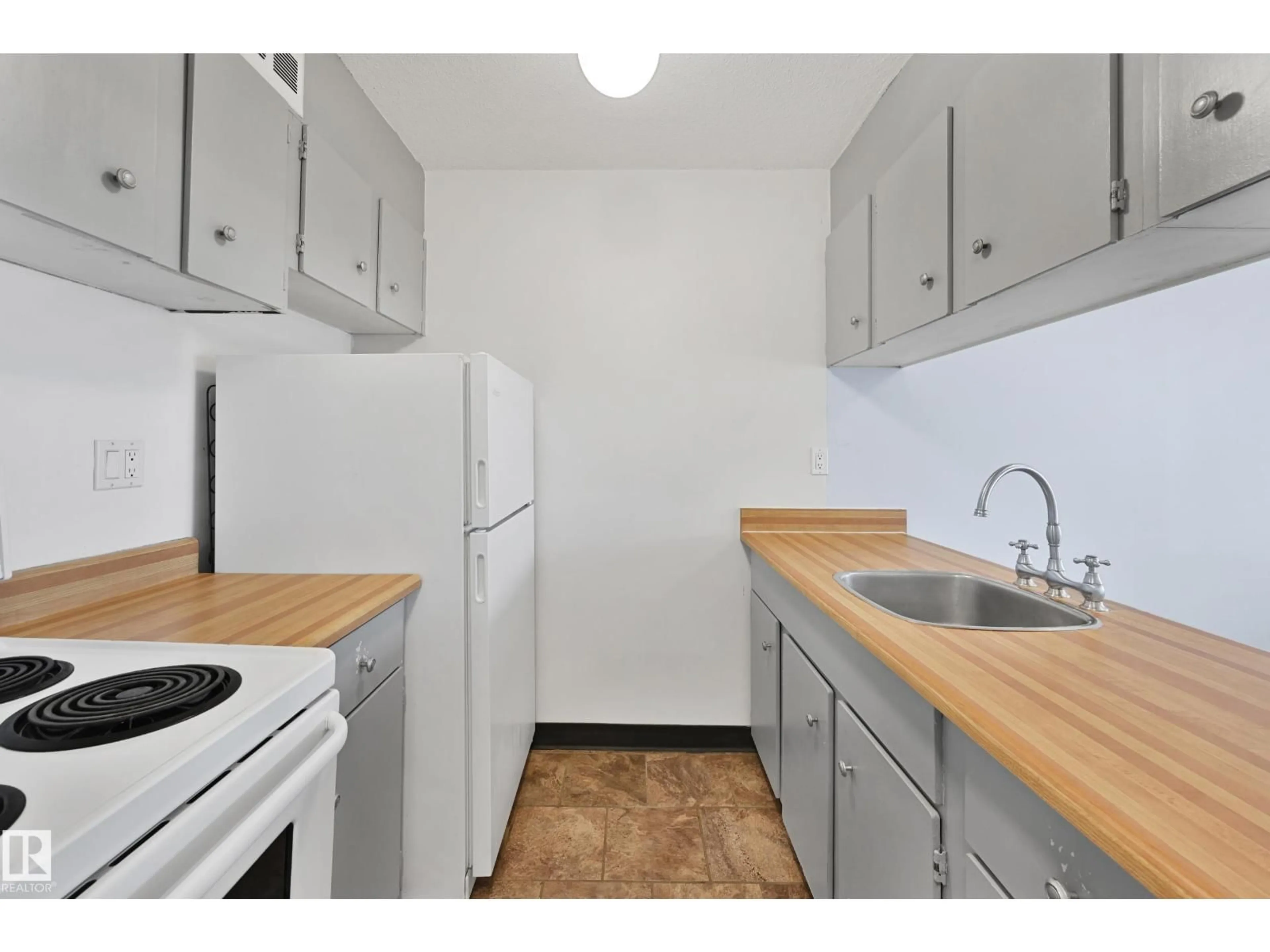 Standard kitchen, unknown for 723 10160 114 ST NW, Edmonton Alberta T5K2L2