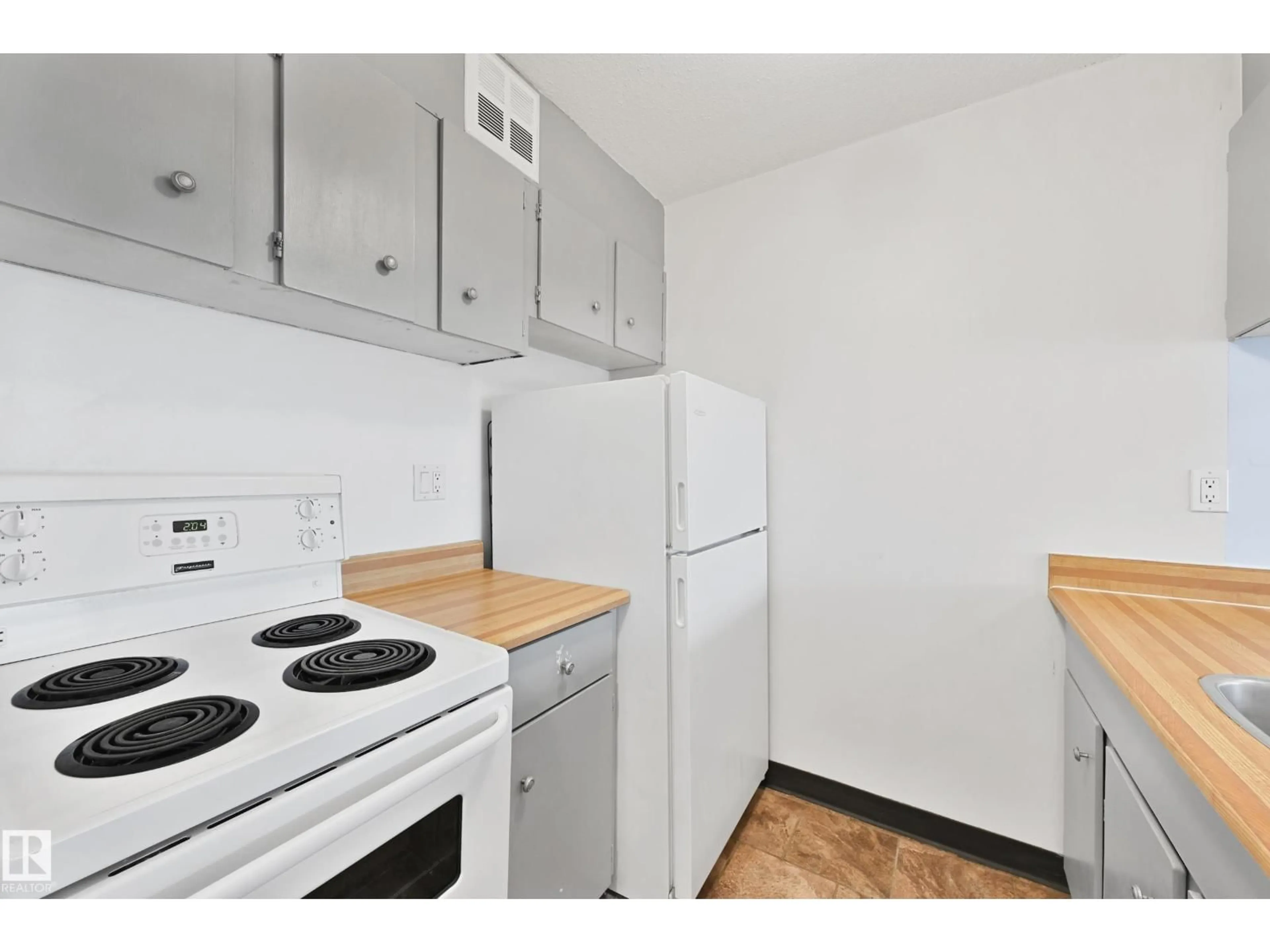 Standard kitchen, wood/laminate floor for 723 10160 114 ST NW, Edmonton Alberta T5K2L2