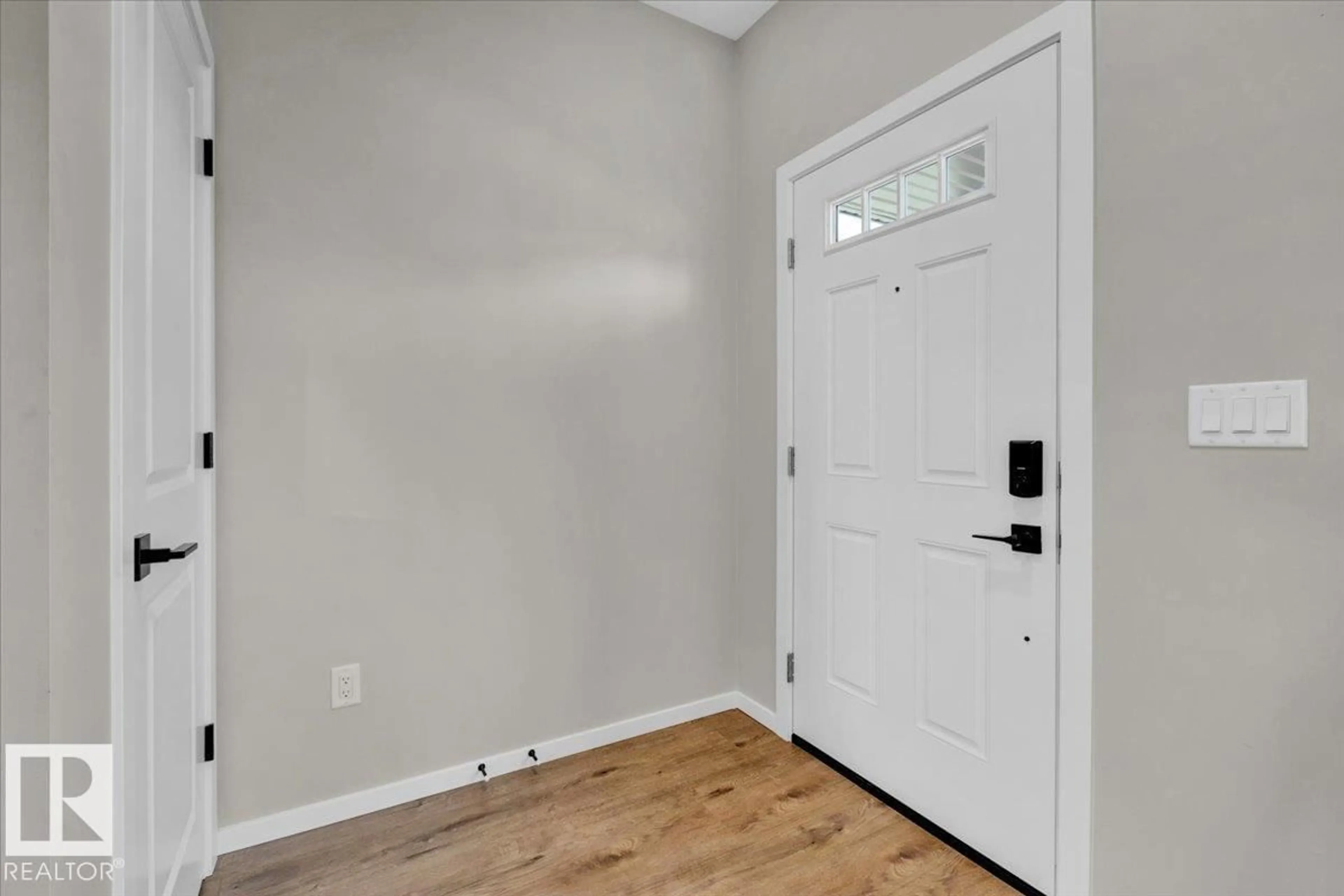 Indoor entryway for 21 FICUS WY, Fort Saskatchewan Alberta T8L0Z6
