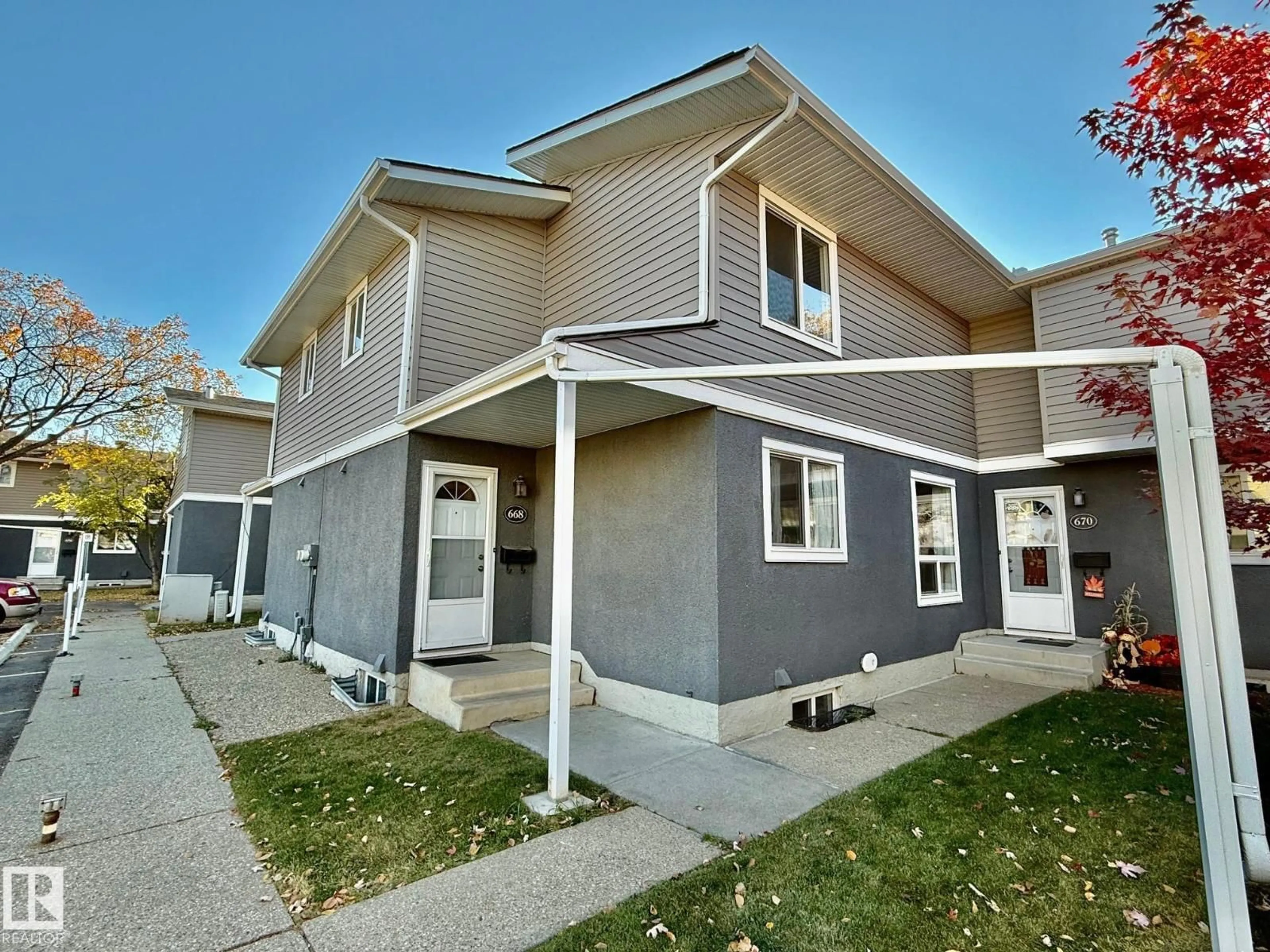 Home with vinyl exterior material, street for 668 LAKEWOOD RD, Edmonton Alberta T6K3Y1