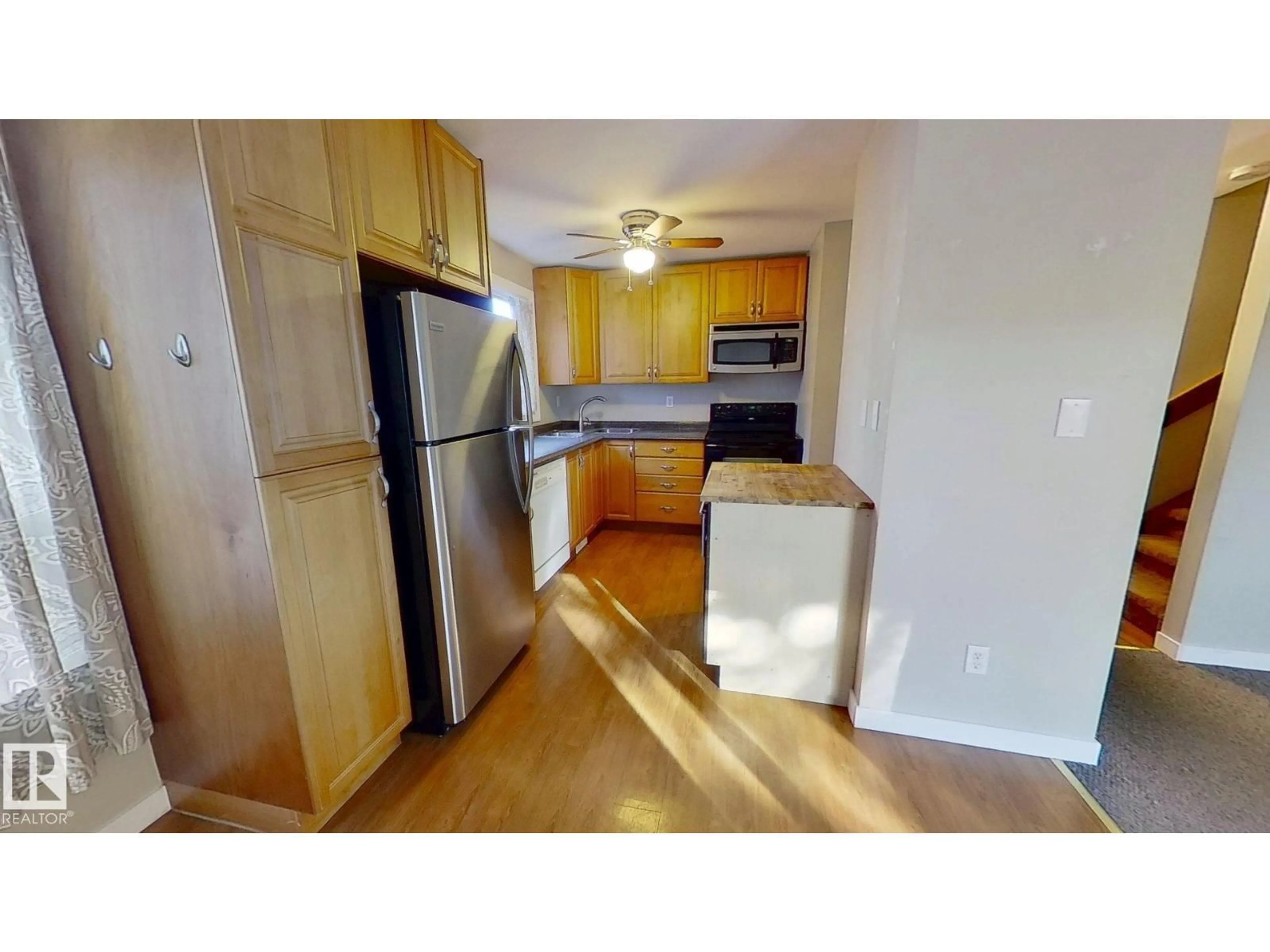 Standard kitchen, unknown for 668 LAKEWOOD RD, Edmonton Alberta T6K3Y1