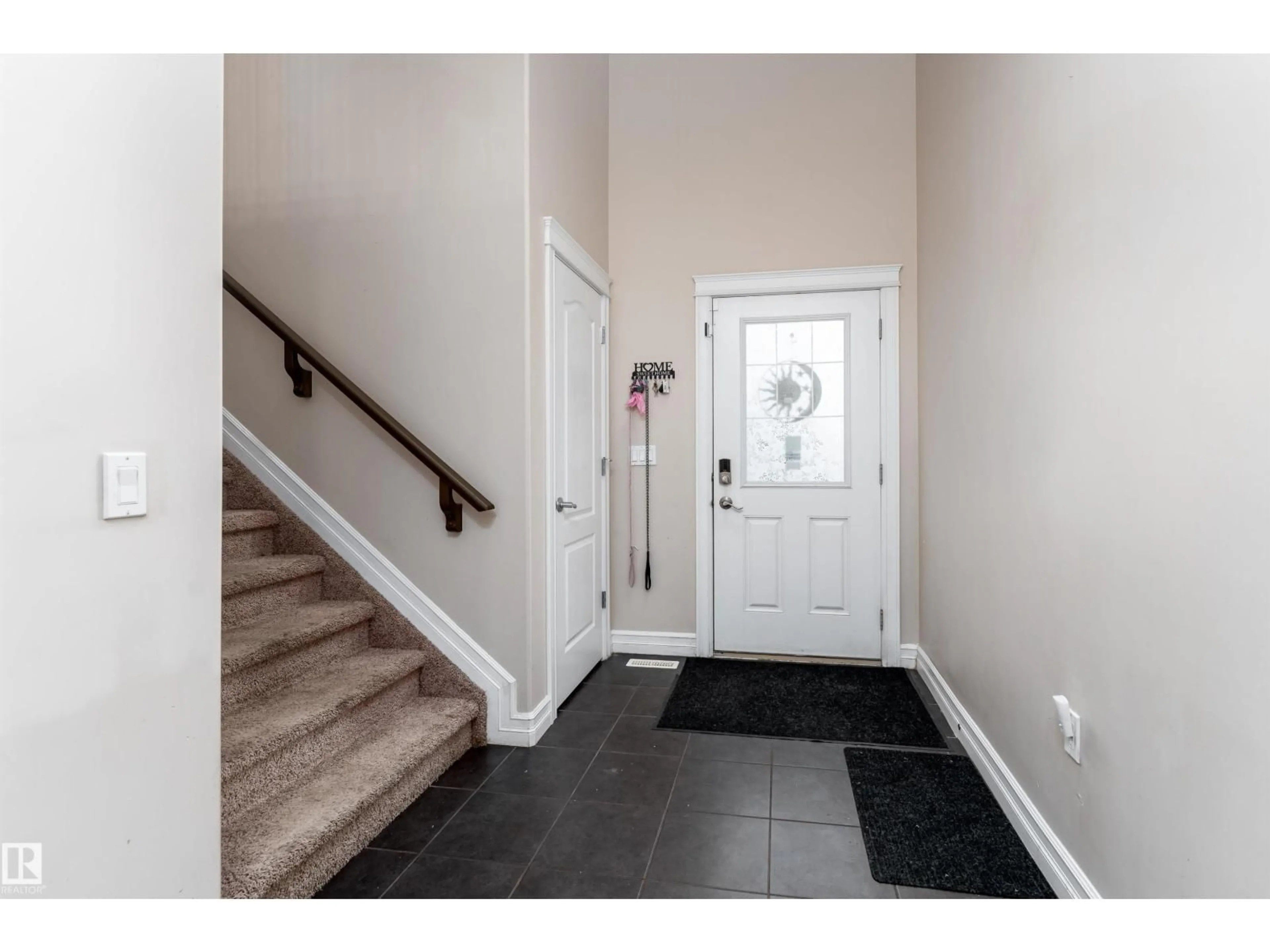 Indoor entryway for 11535 16 AV, Edmonton Alberta T6W0Z9