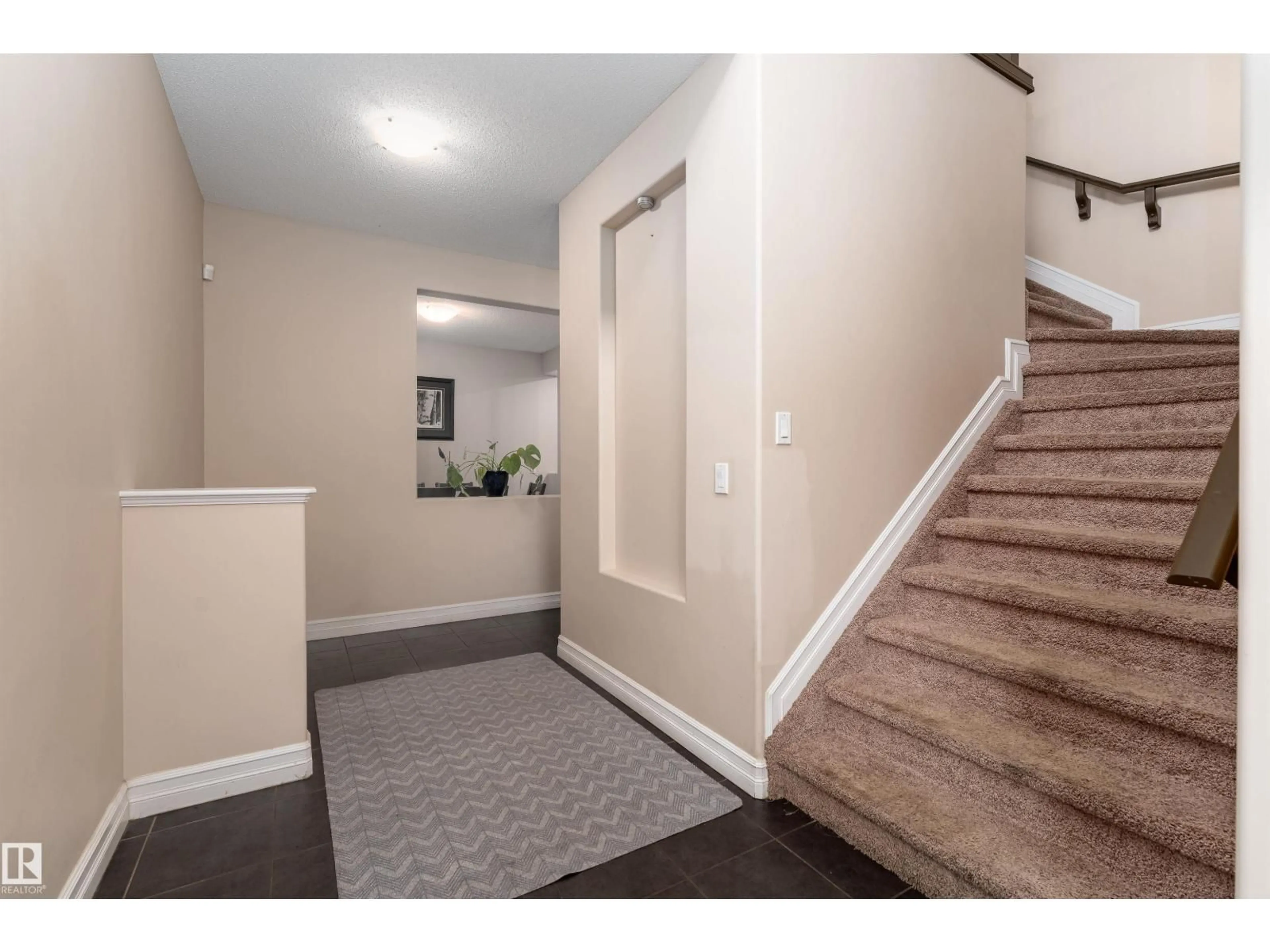 Indoor entryway for 11535 16 AV, Edmonton Alberta T6W0Z9