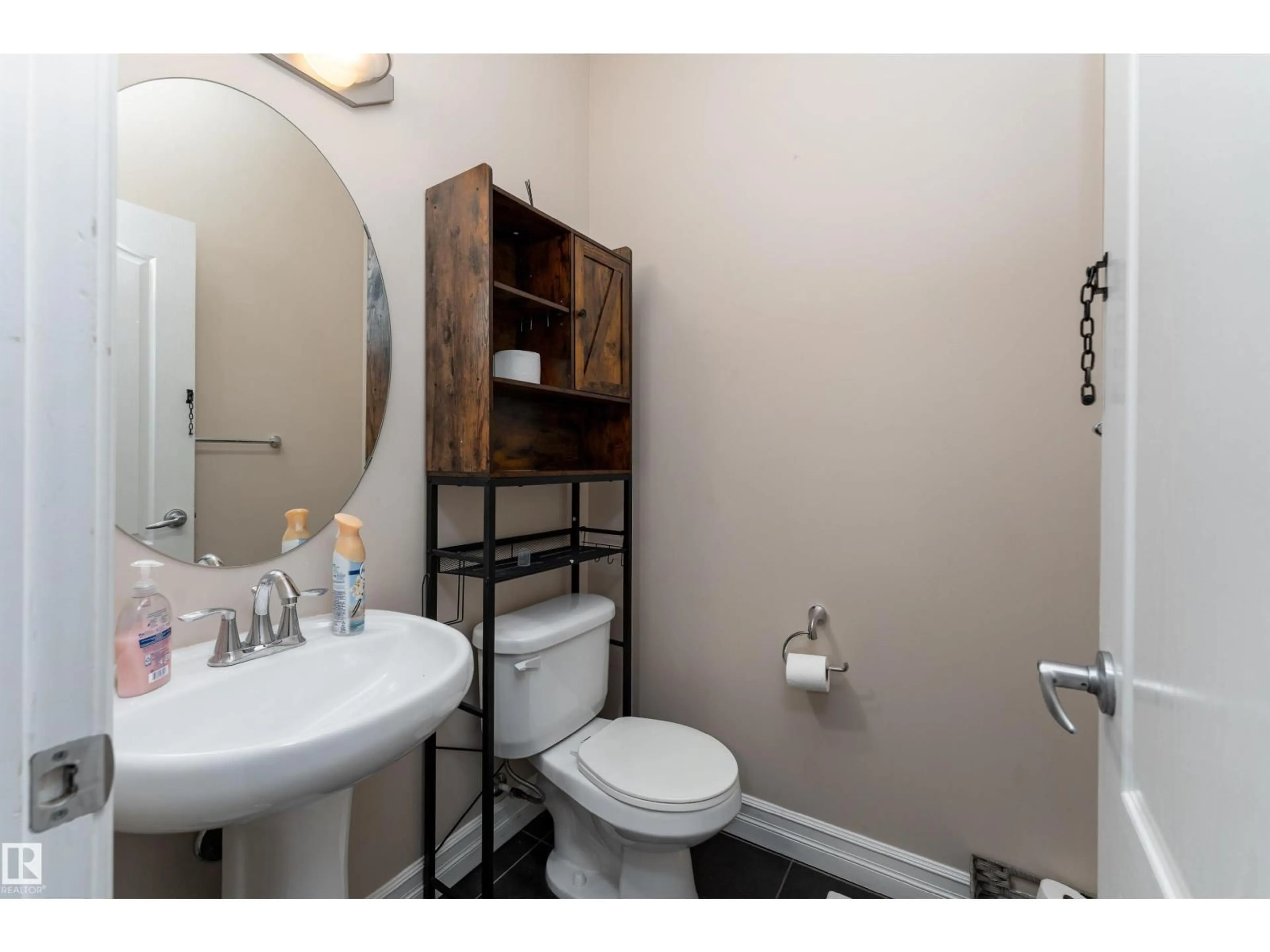 Standard bathroom, ceramic/tile floor for 11535 16 AV, Edmonton Alberta T6W0Z9