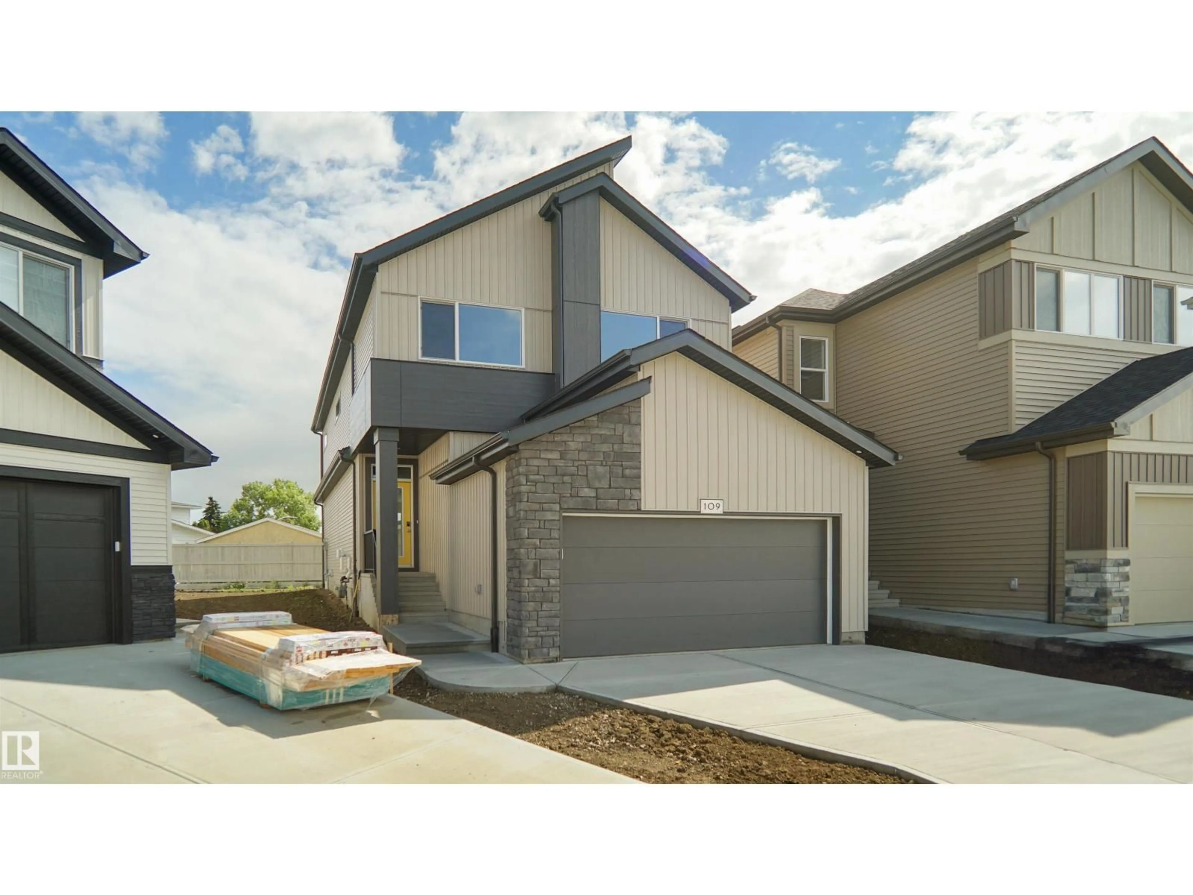 Home with vinyl exterior material, street for 109 ELSINORE PL, Edmonton Alberta T5X0M6