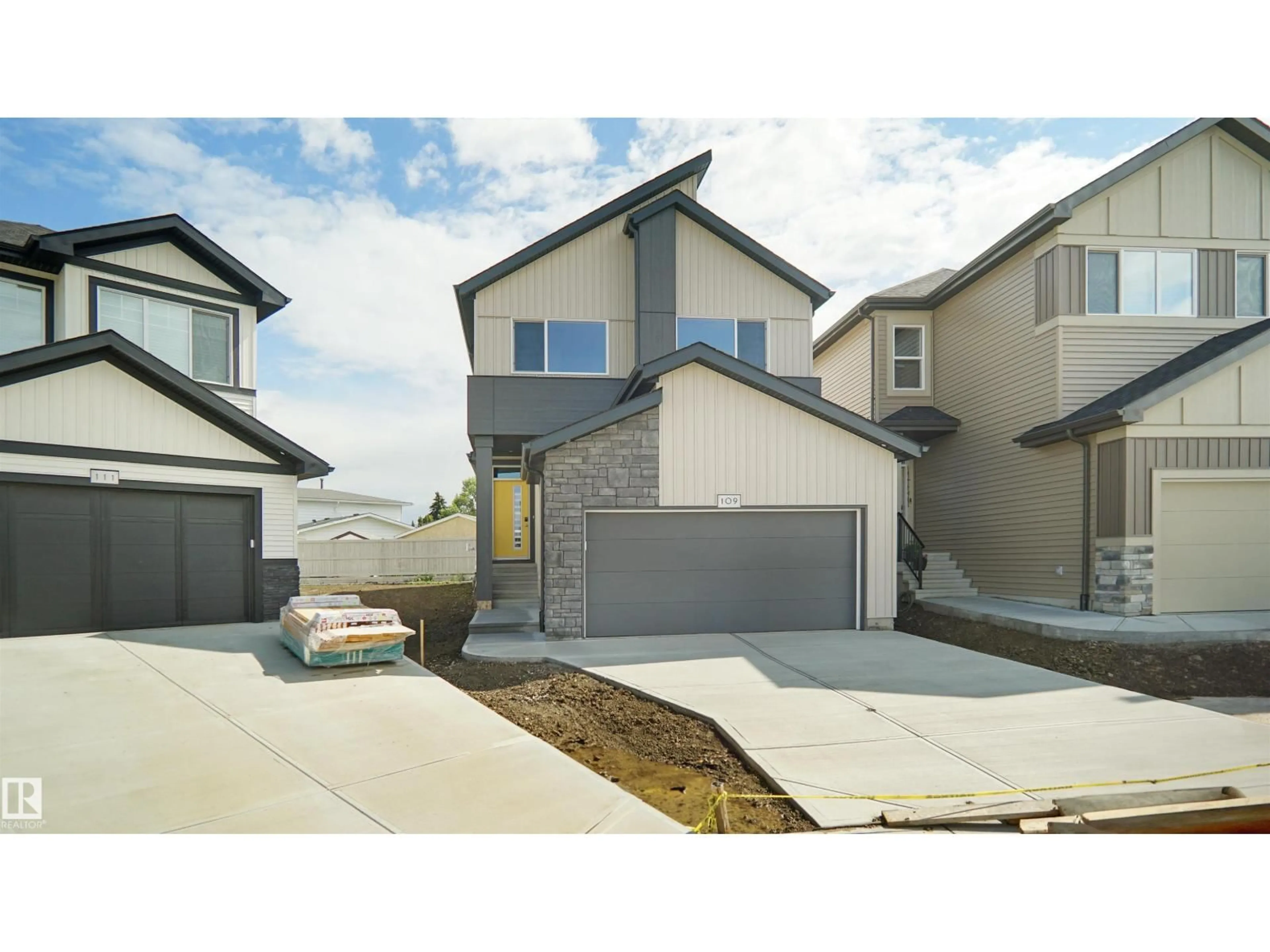Home with vinyl exterior material, street for 109 ELSINORE PL, Edmonton Alberta T5X0M6