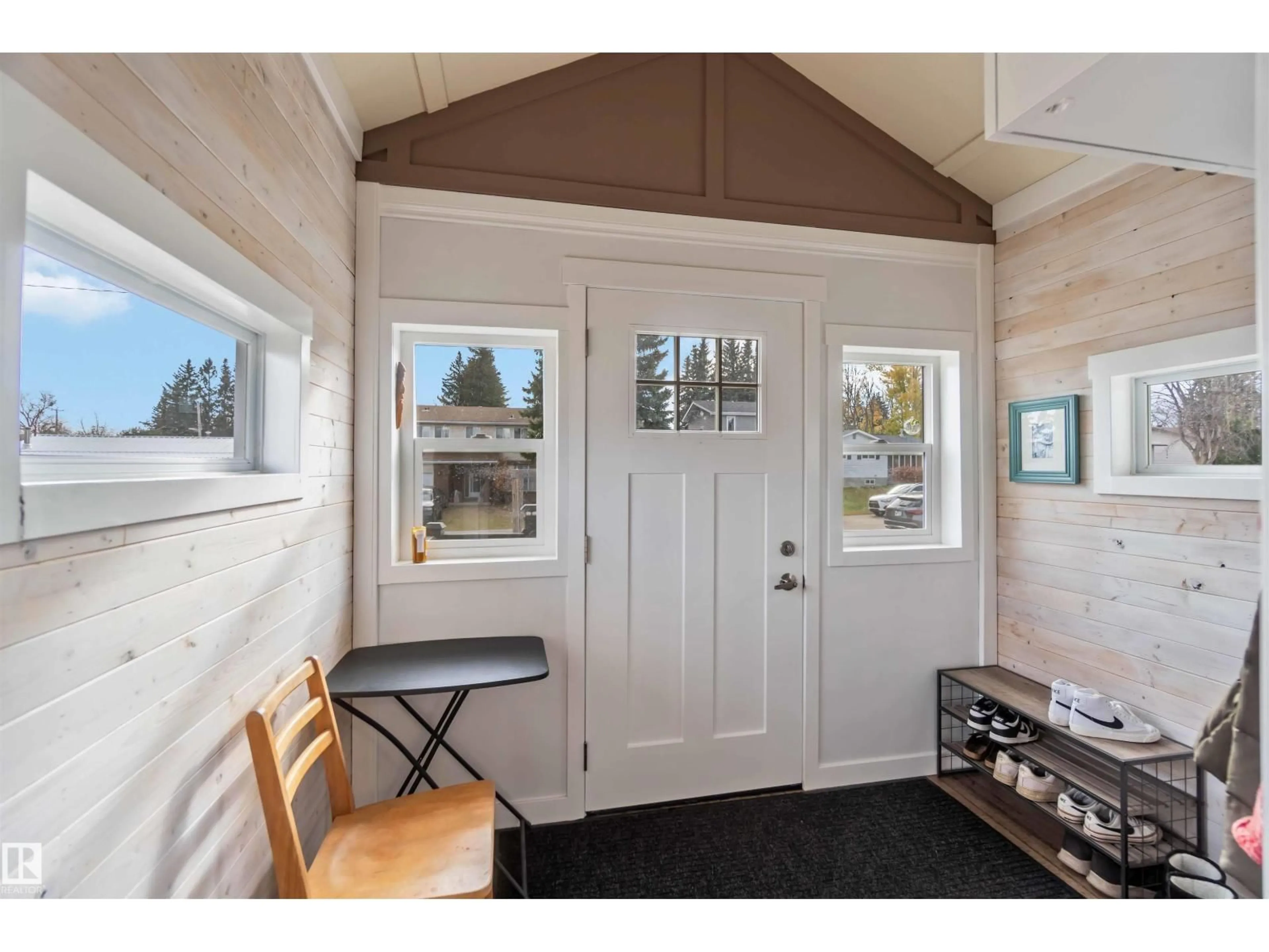 Indoor entryway for 5012 49 AV, Bon Accord Alberta T0A0K0