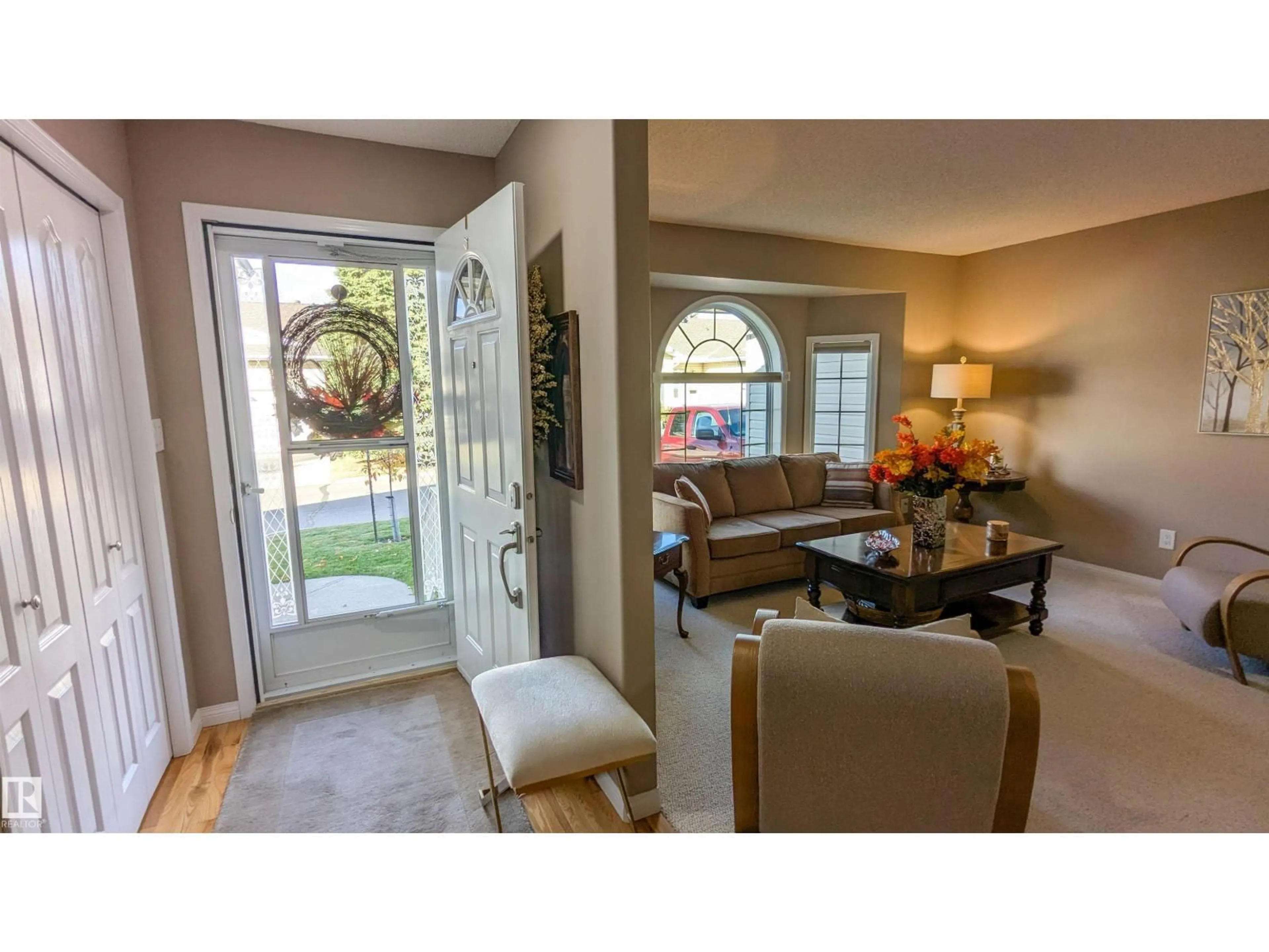 Indoor entryway for 959 YOUVILLE DR W, Edmonton Alberta T6L6T2