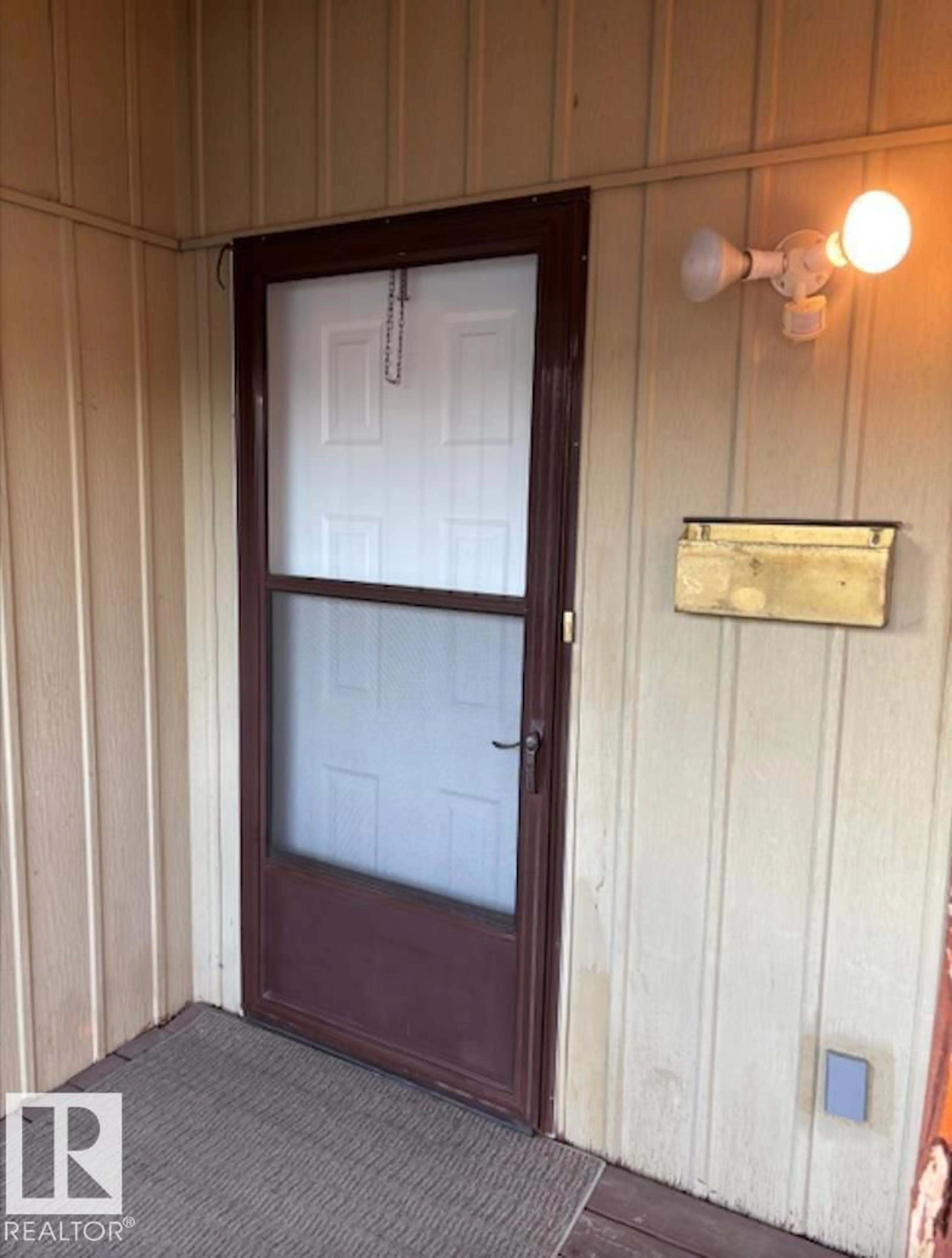 Indoor foyer for NW - 5512 38B AV, Edmonton Alberta T6L1W3