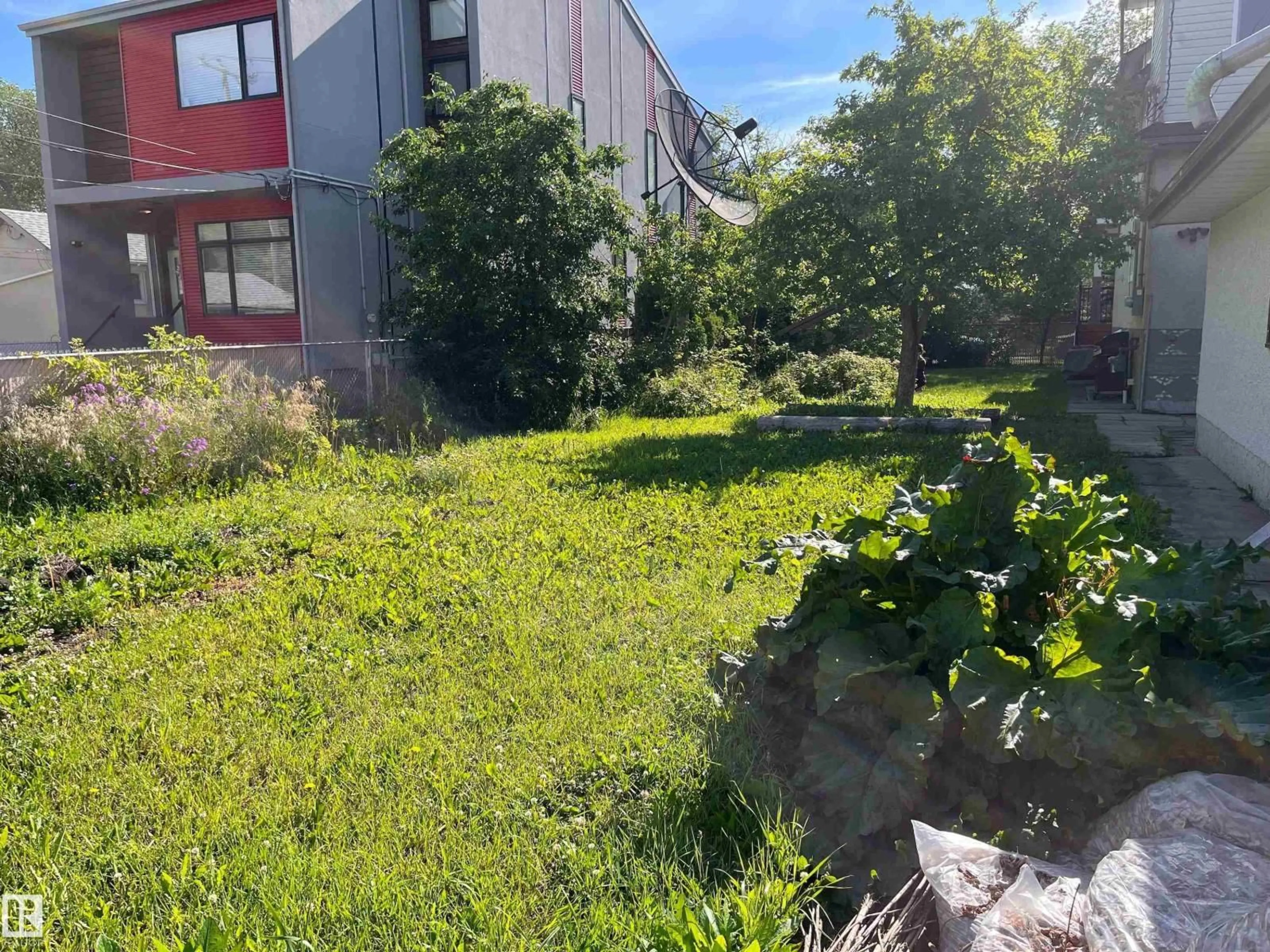 A pic from outside/outdoor area/front of a property/back of a property/a pic from drone, building for 11910 76 ST, Edmonton Alberta T5B2C7