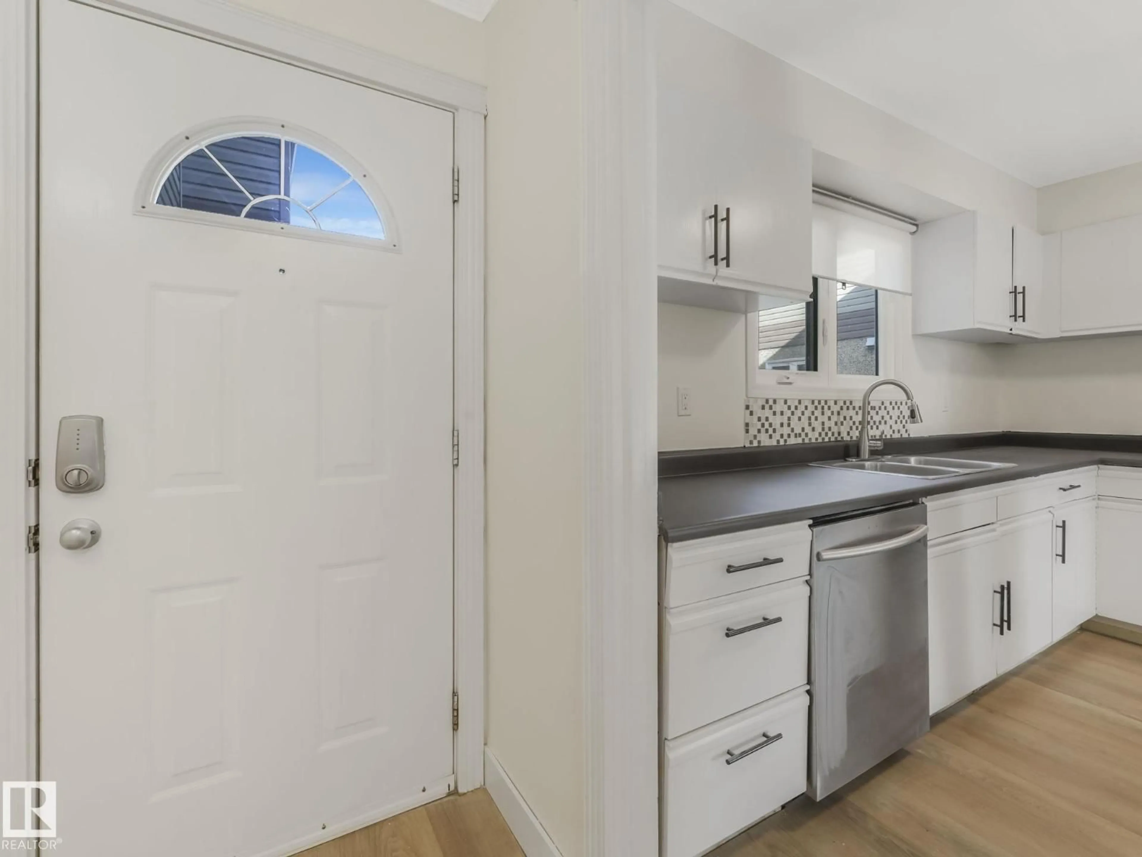 Standard kitchen, unknown for 17010 100 ST, Edmonton Alberta T5X5E1