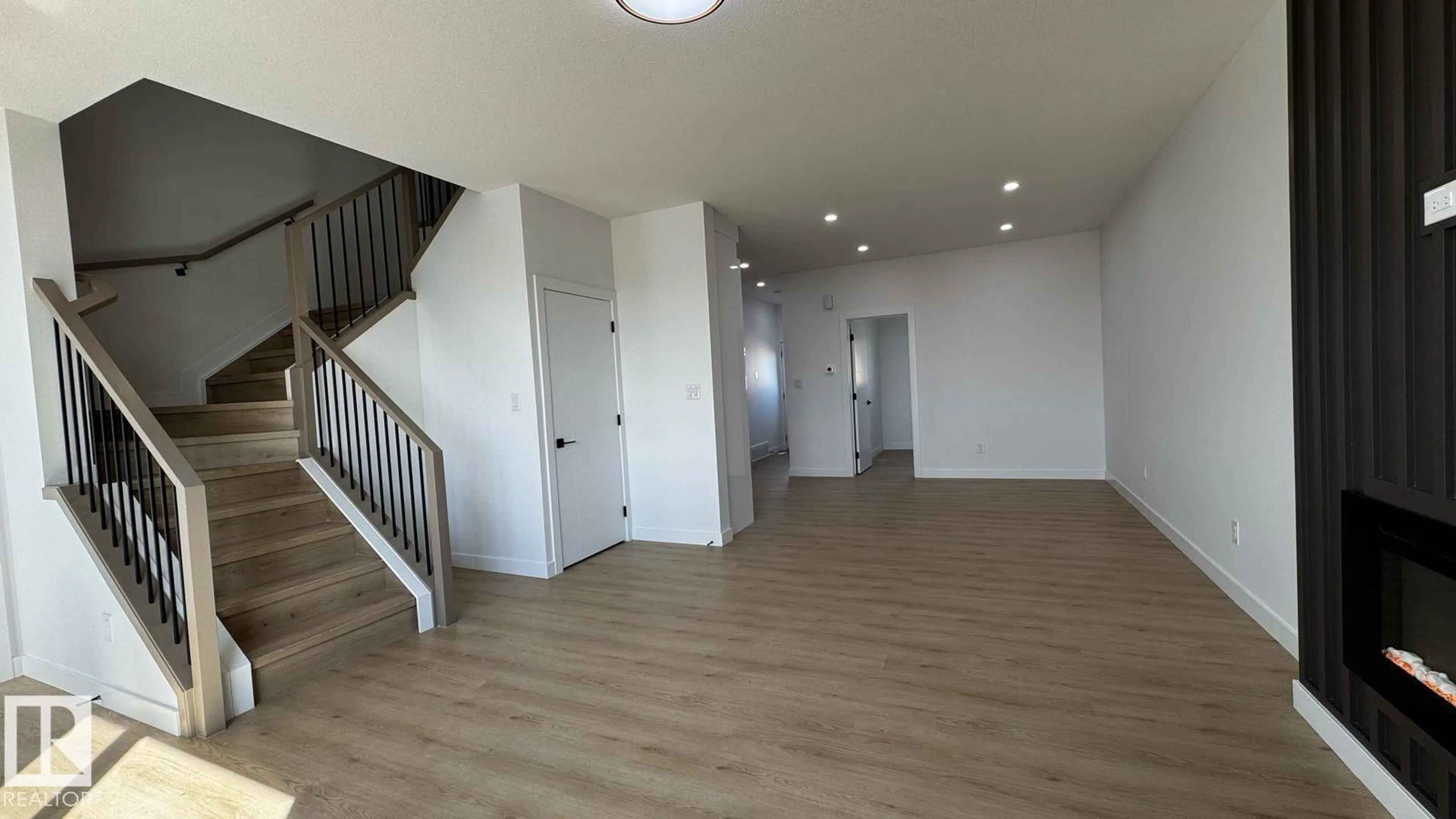 Indoor foyer for 3608 39 AVE AV, Beaumont Alberta T4X2C5