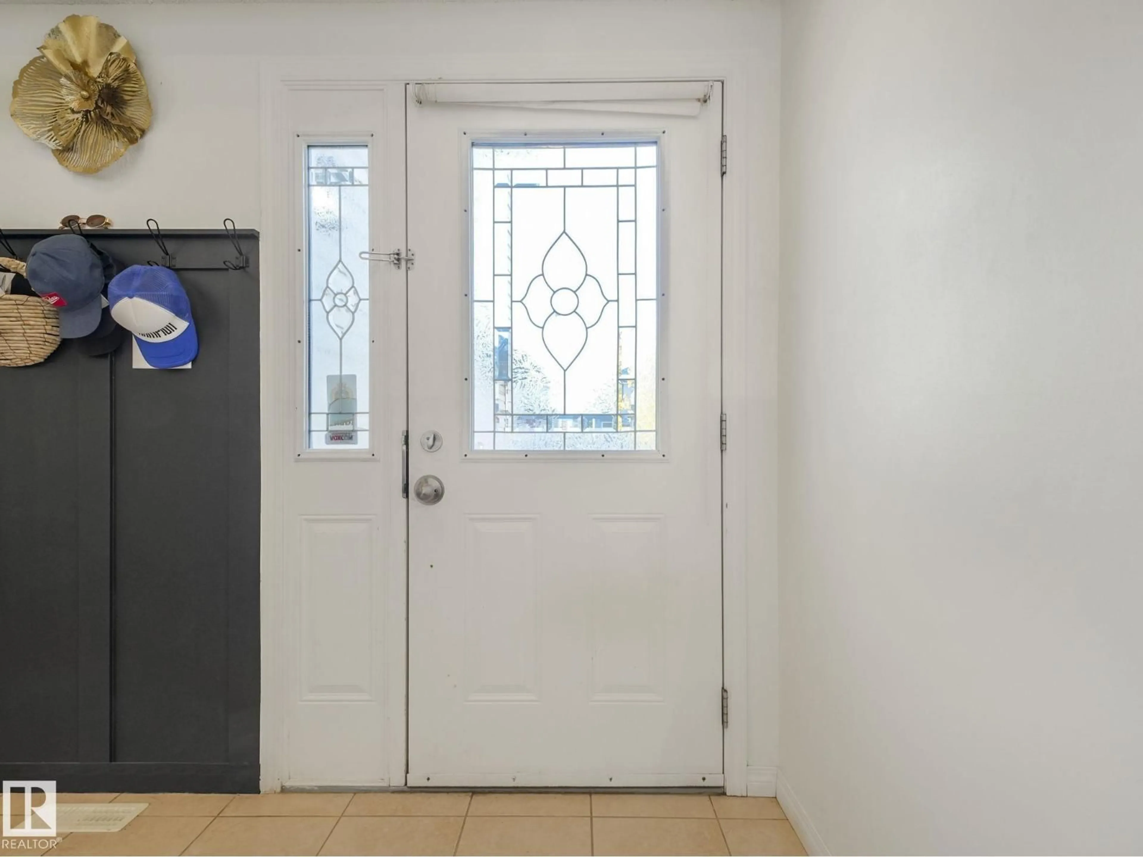 Indoor entryway for 3239 21 ST, Edmonton Alberta T6T0A8