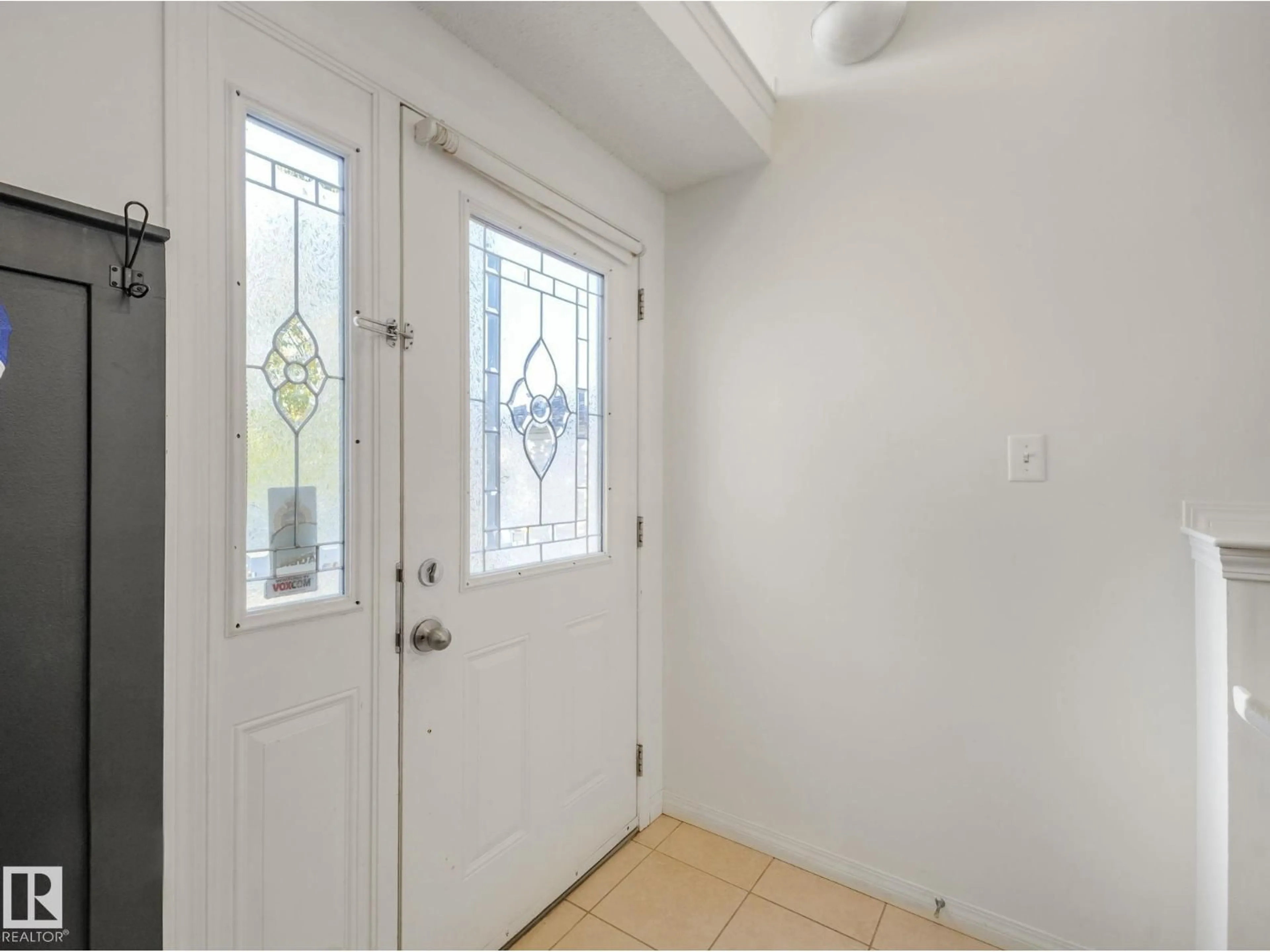 Indoor entryway for 3239 21 ST, Edmonton Alberta T6T0A8