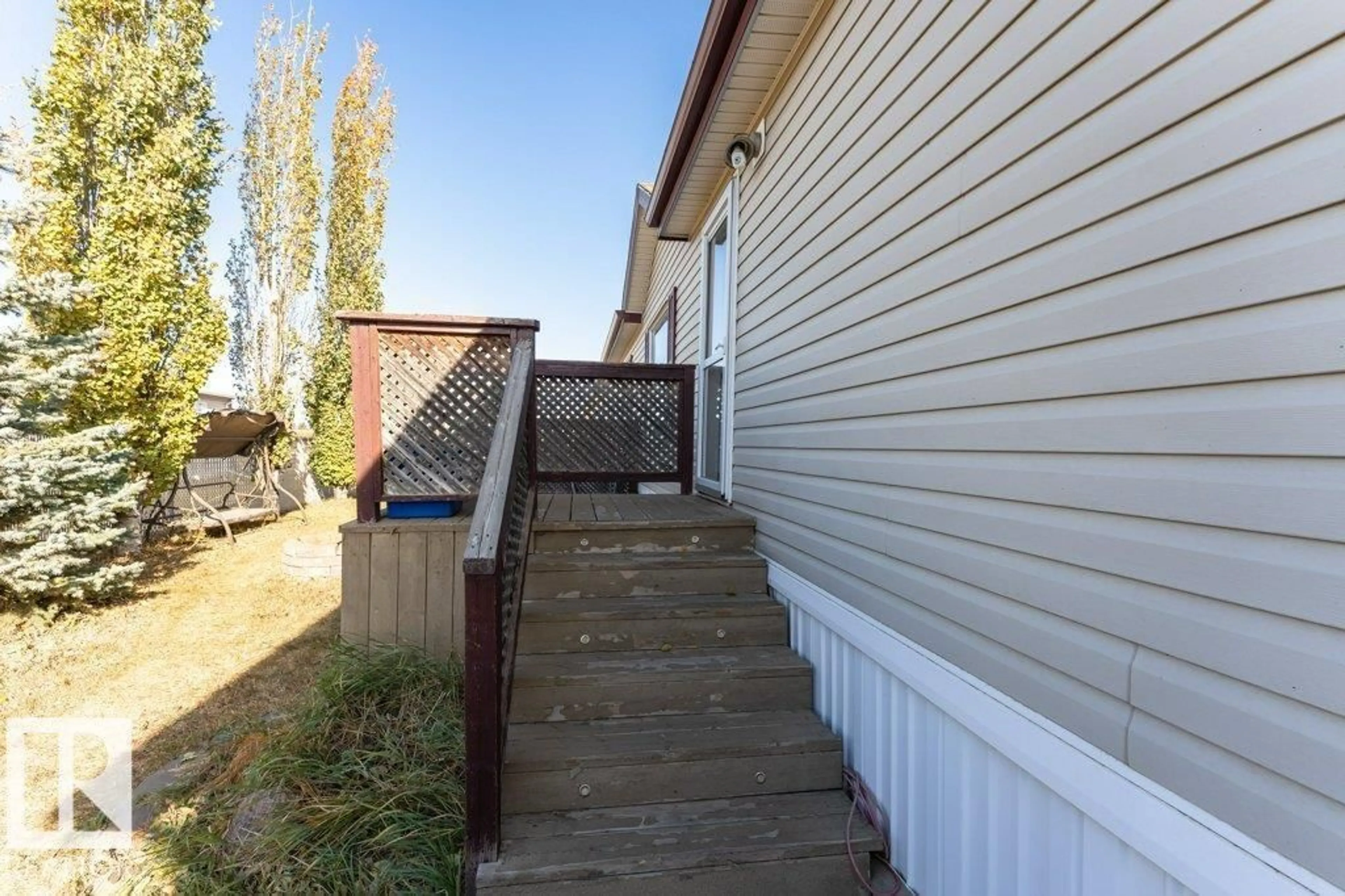 Patio, street for 320 MAPLE WOOD DR, Edmonton Alberta T6P0A8