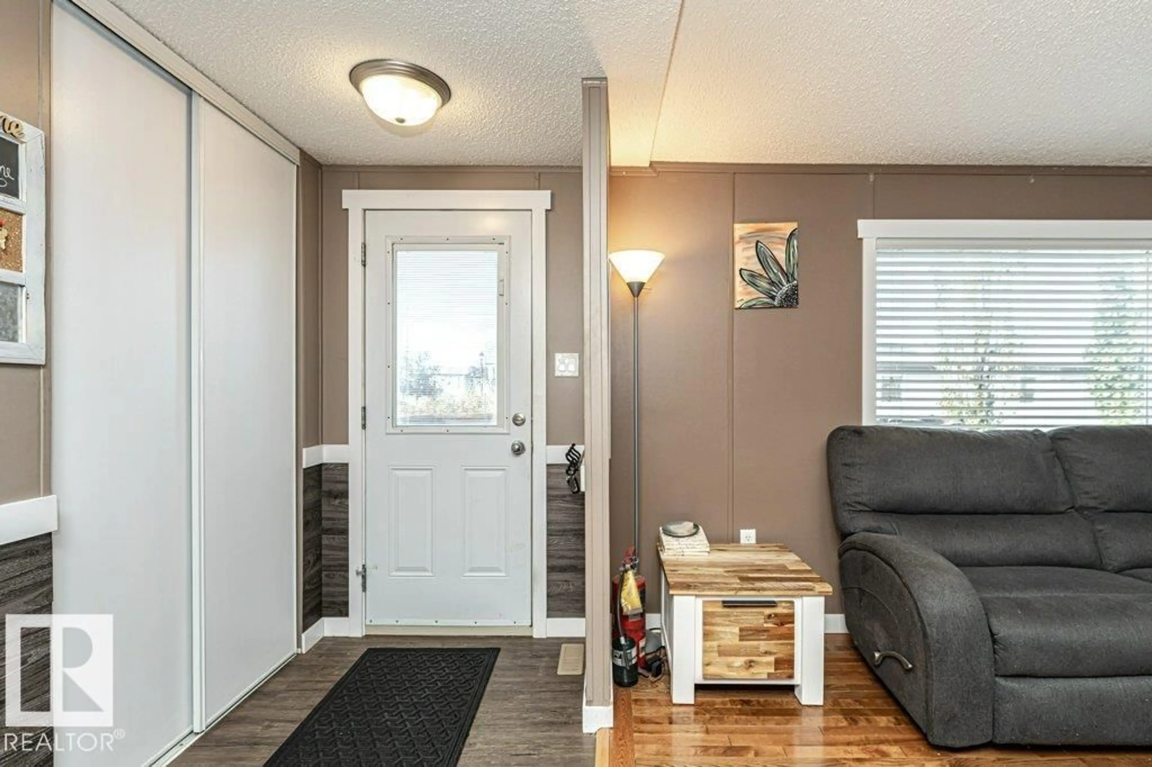 Indoor entryway for 320 MAPLE WOOD DR, Edmonton Alberta T6P0A8