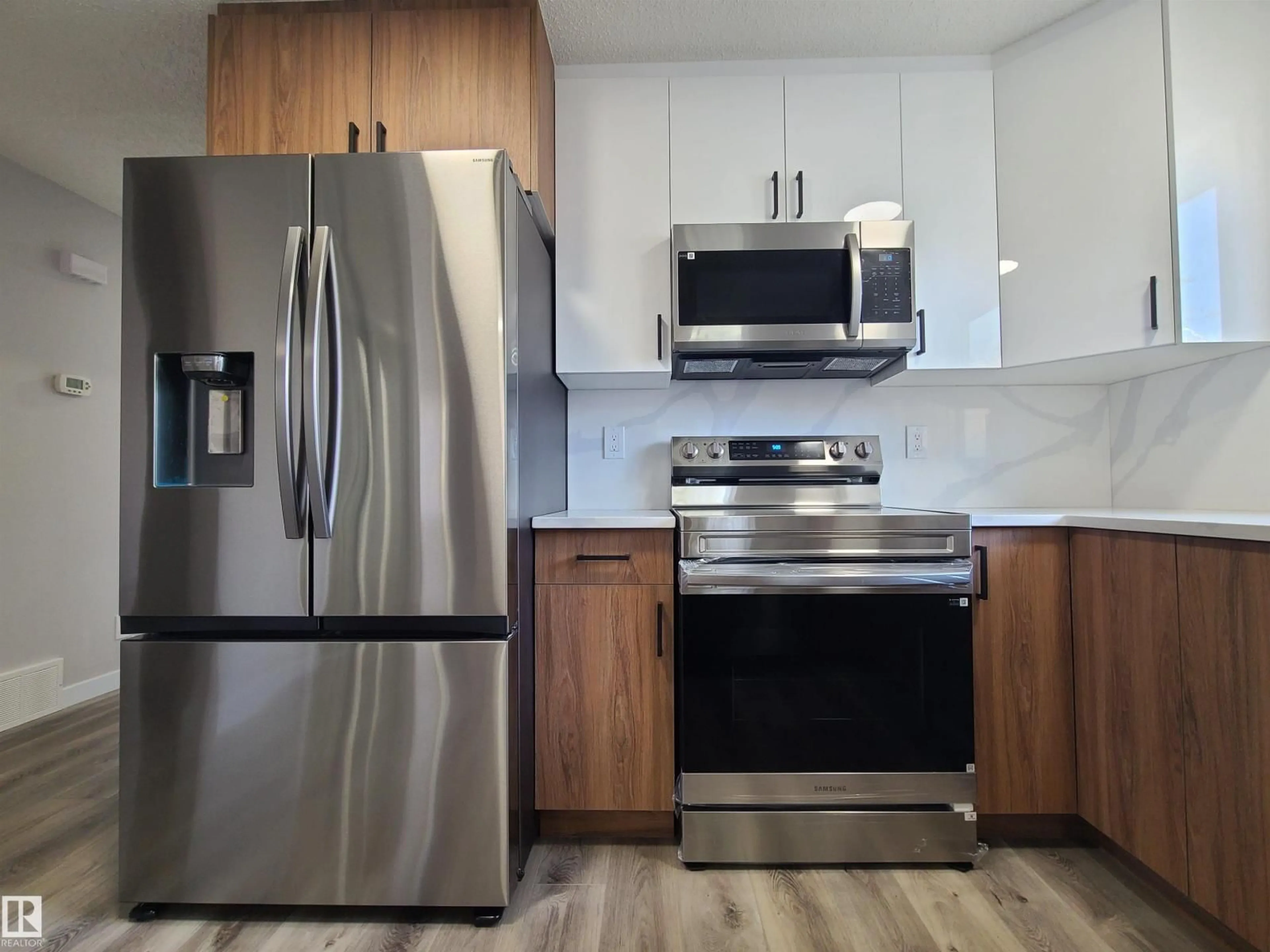 Standard kitchen, wood/laminate floor for NW - 16924 95 ST, Edmonton Alberta T5T1Z1
