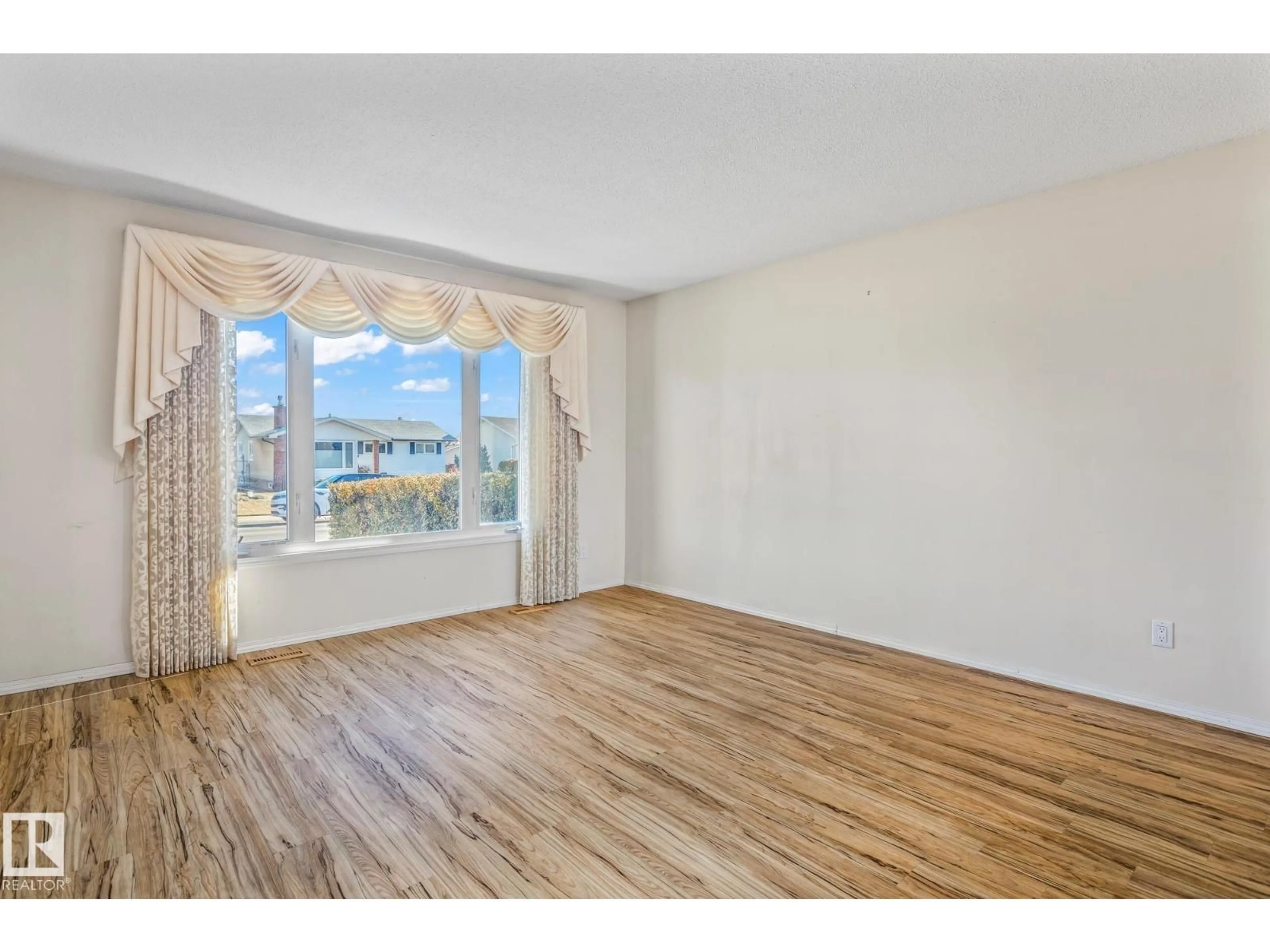 A pic of a room for NW - 15124 95 ST, Edmonton Alberta T5E3Z5