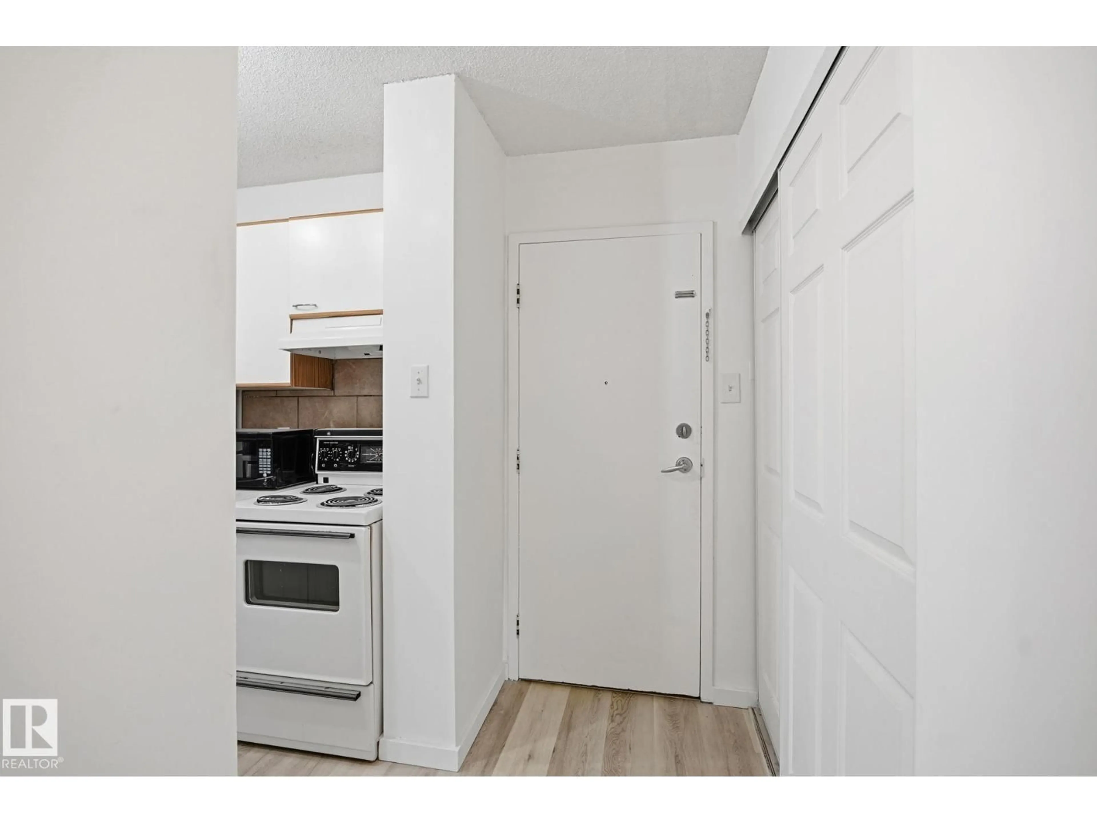 Standard kitchen, unknown for 9028 - 205 JASPER AV, Edmonton Alberta T5H3Y6