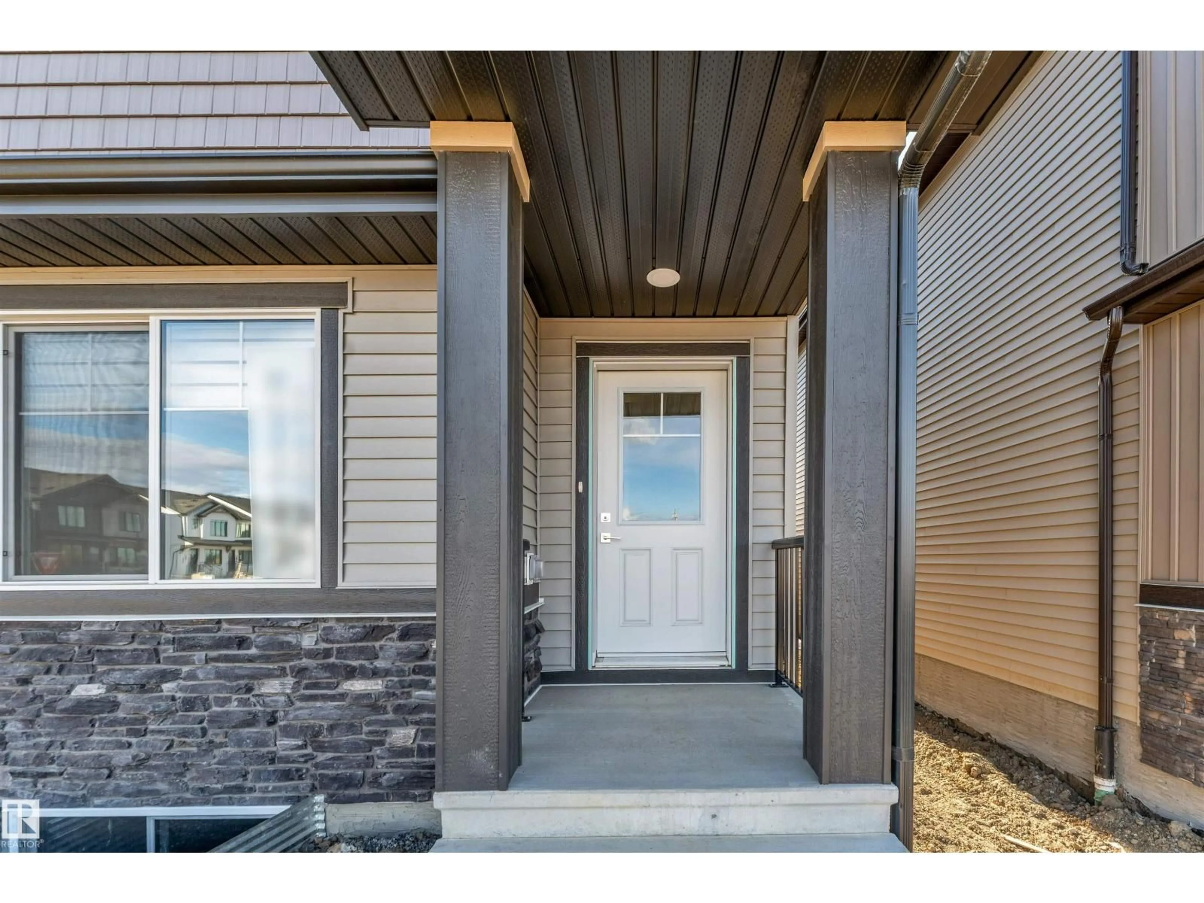 Indoor entryway for 1005 ASTER BV, Edmonton Alberta T6T2W8
