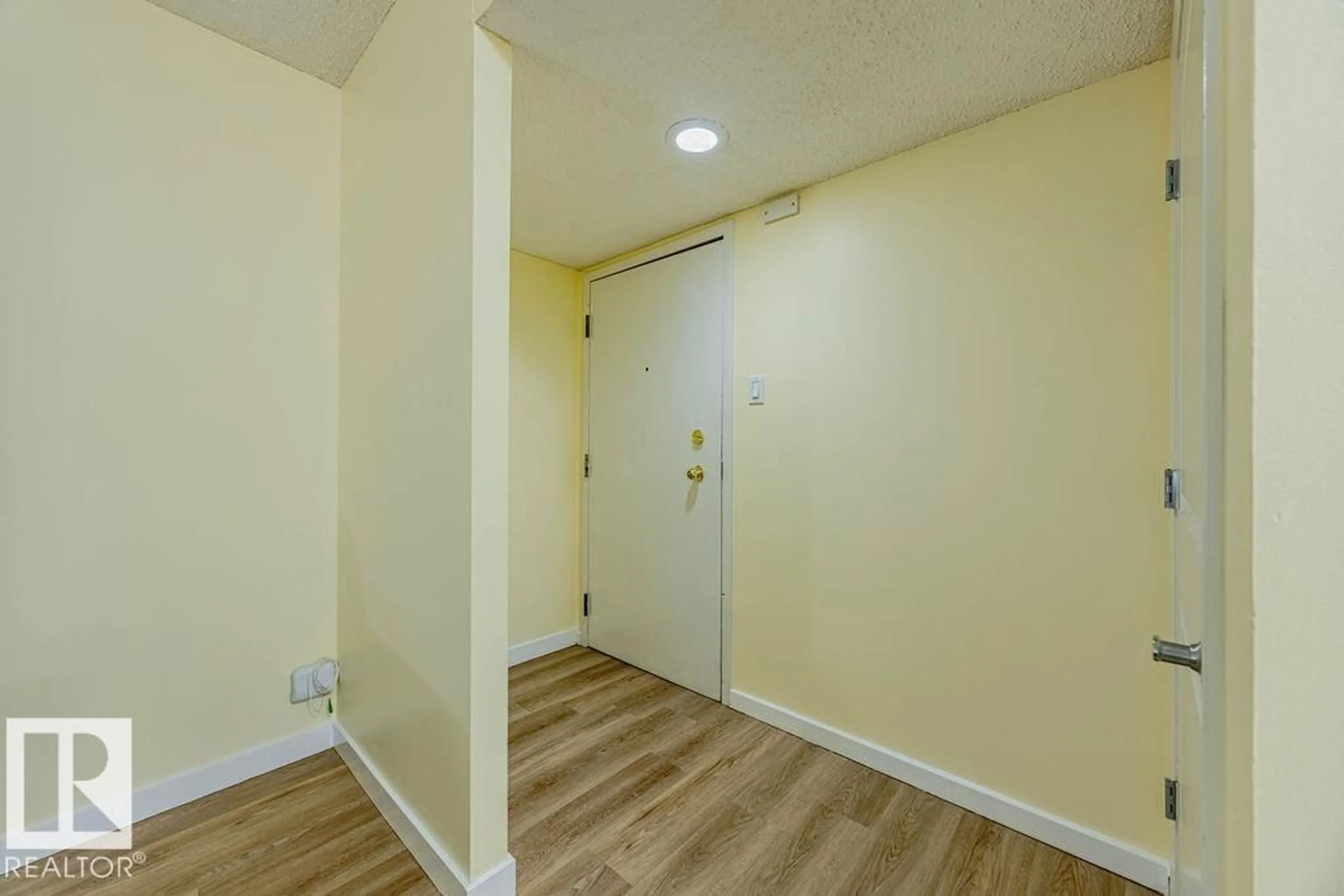 Indoor foyer for #203 - 12841 65 ST, Edmonton Alberta T5N4N4