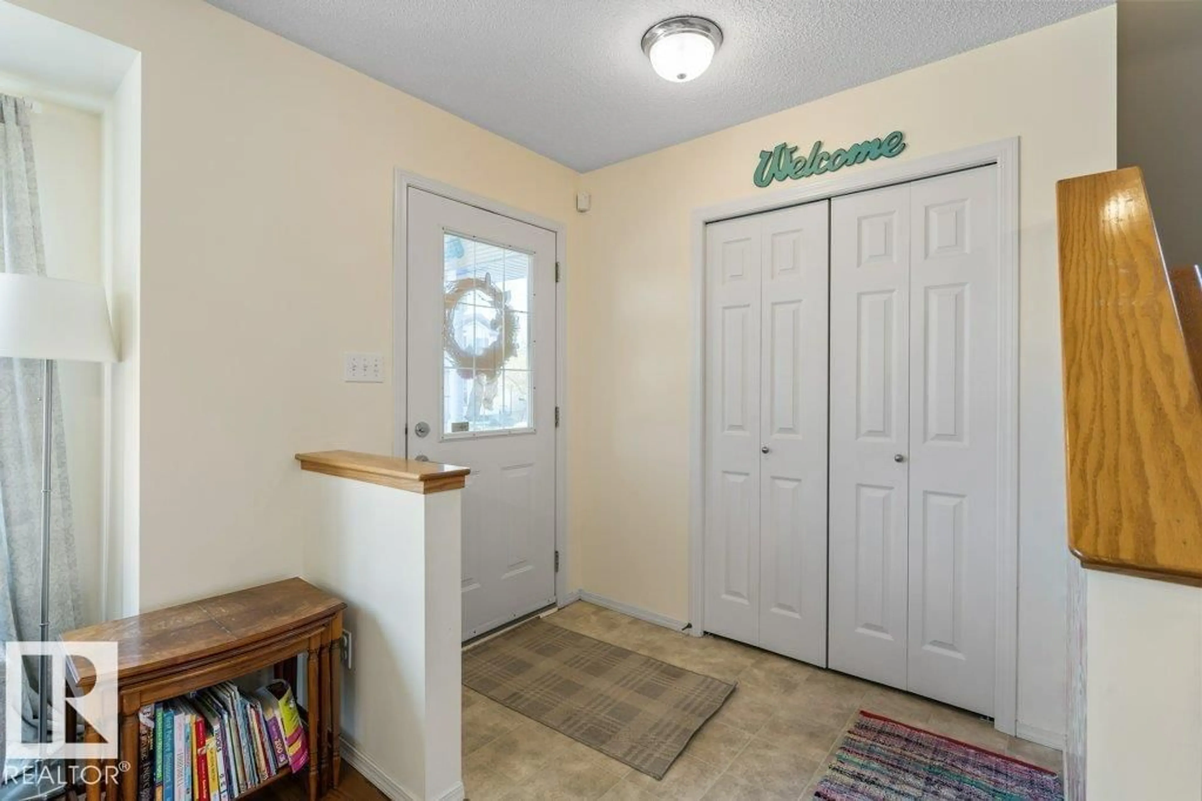 Indoor entryway for 216 84 ST, Edmonton Alberta T6X1H6
