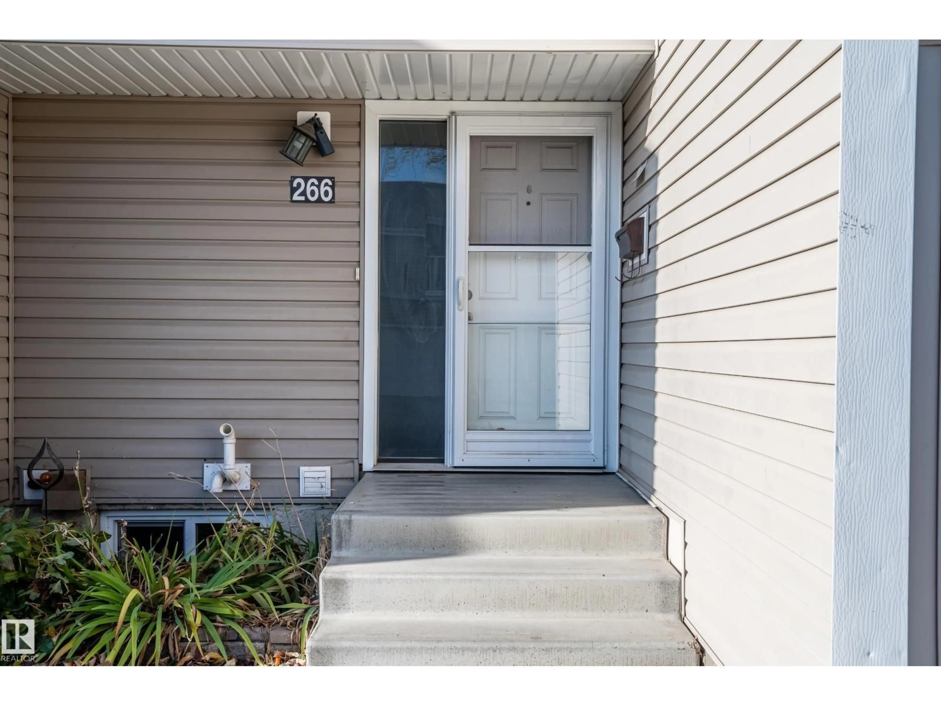 Indoor entryway for 266 CHATEAU PL, Edmonton Alberta T5T1V3