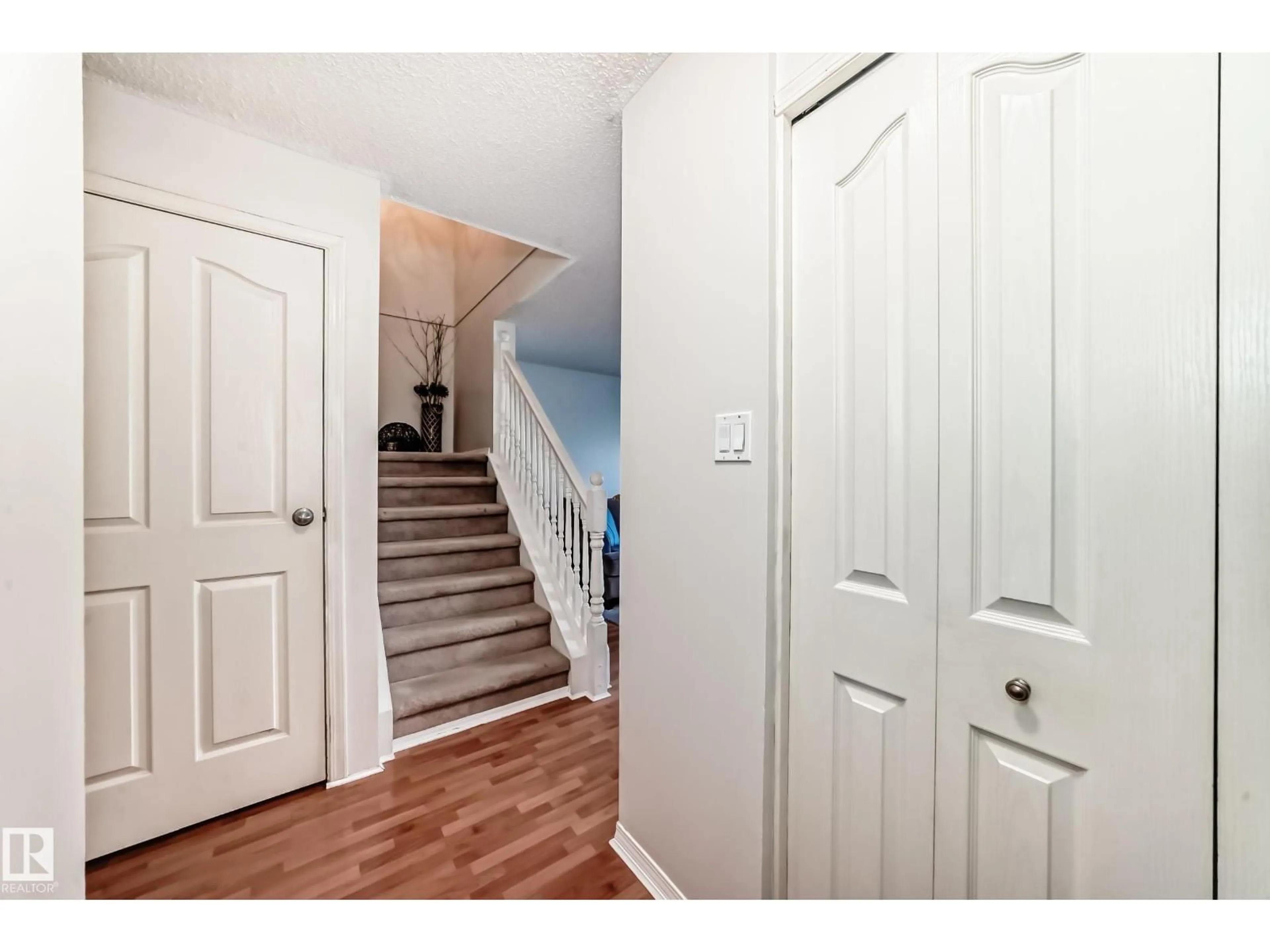 Indoor entryway for 4206 38 ST, Edmonton Alberta T6L4K4