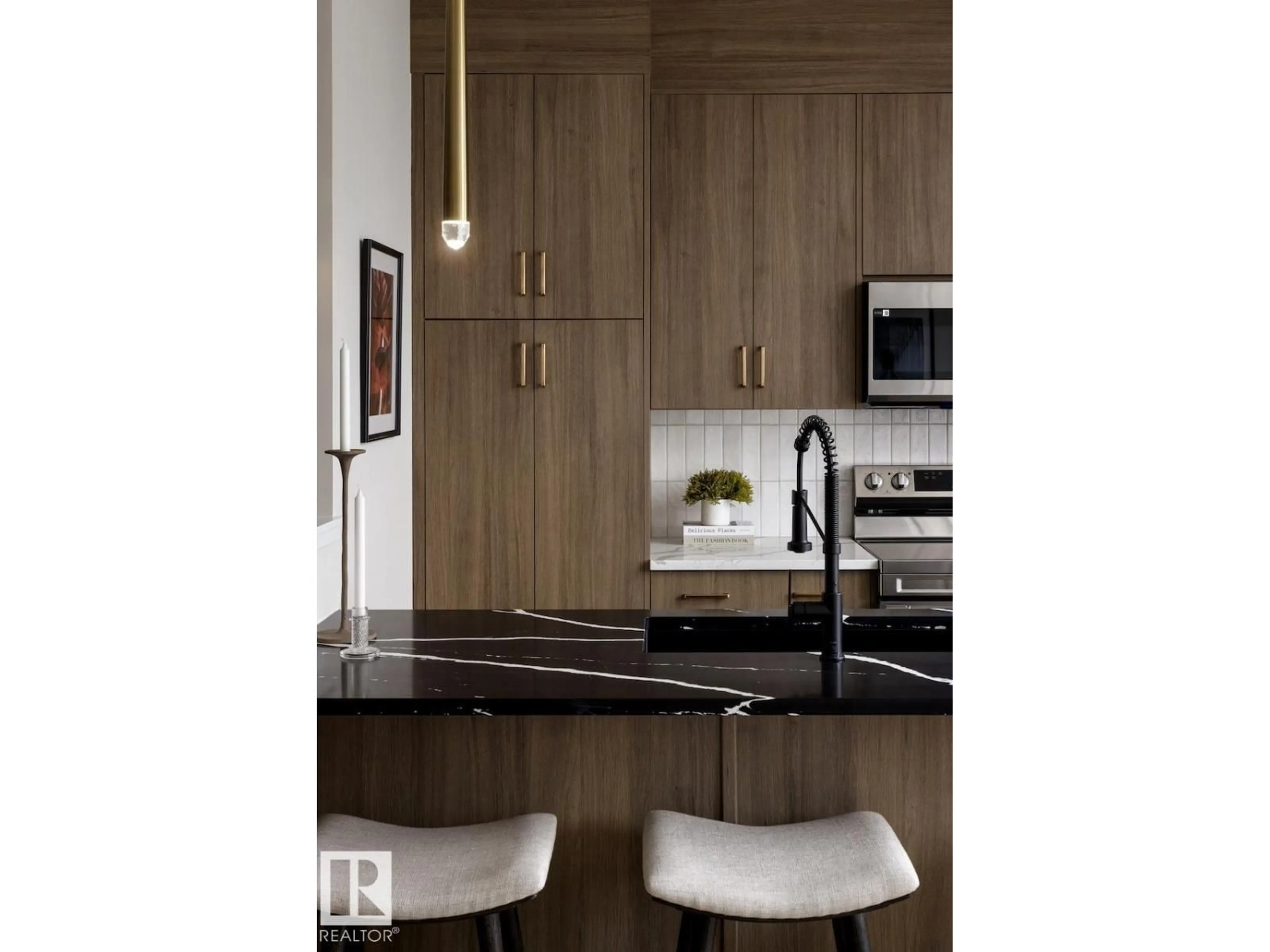 Contemporary kitchen, wood/laminate floor for 657 CAMBRIAN BV, Sherwood Park Alberta T0B0B0