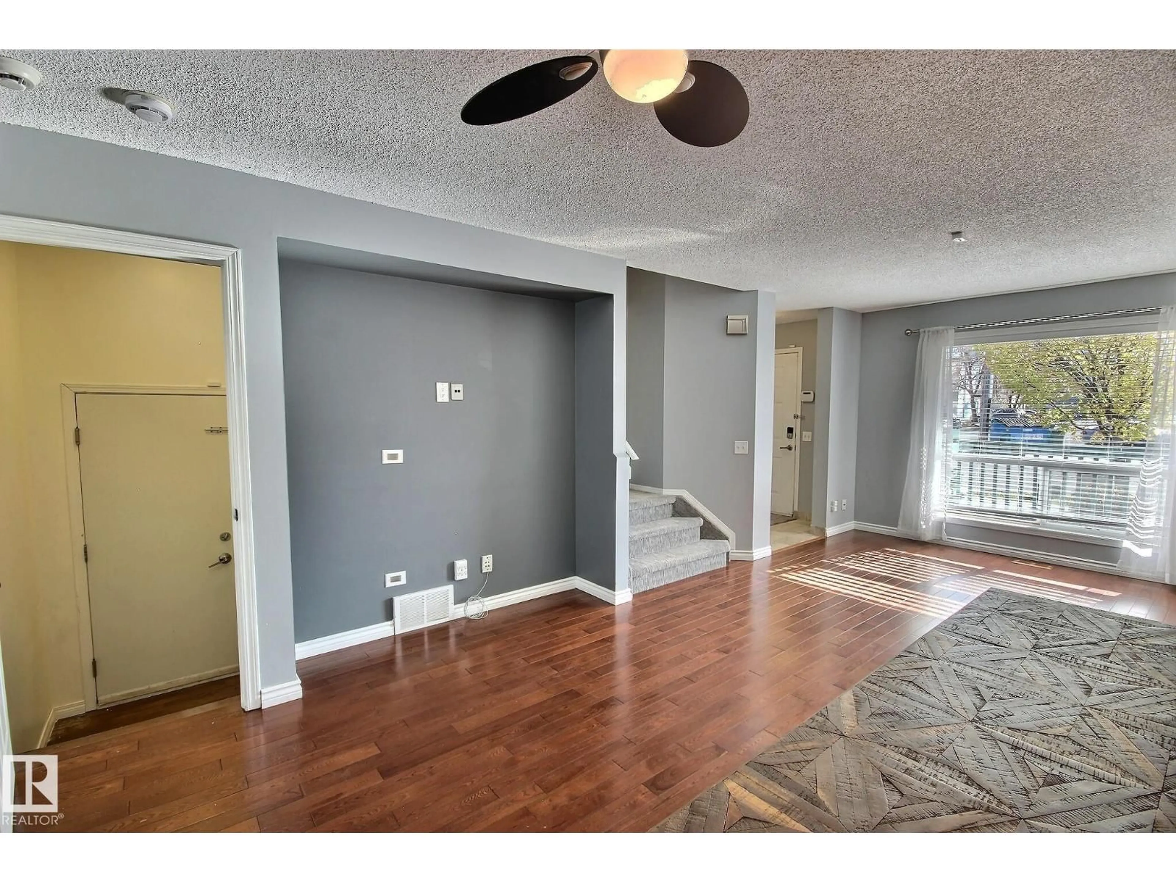Indoor entryway for 10520 108 AV, Edmonton Alberta T5H4H8