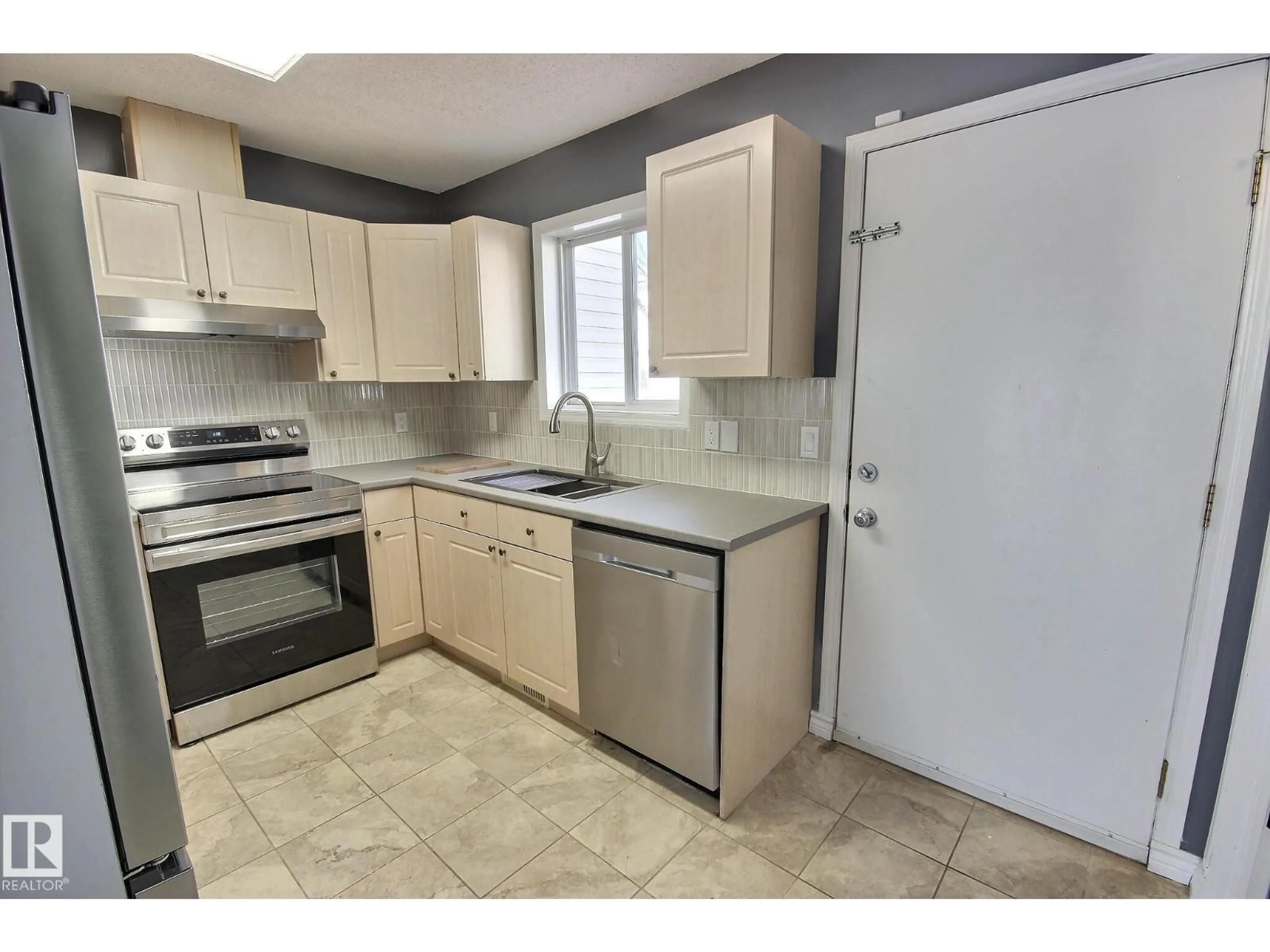 Standard kitchen, unknown for 10520 108 AV, Edmonton Alberta T5H4H8