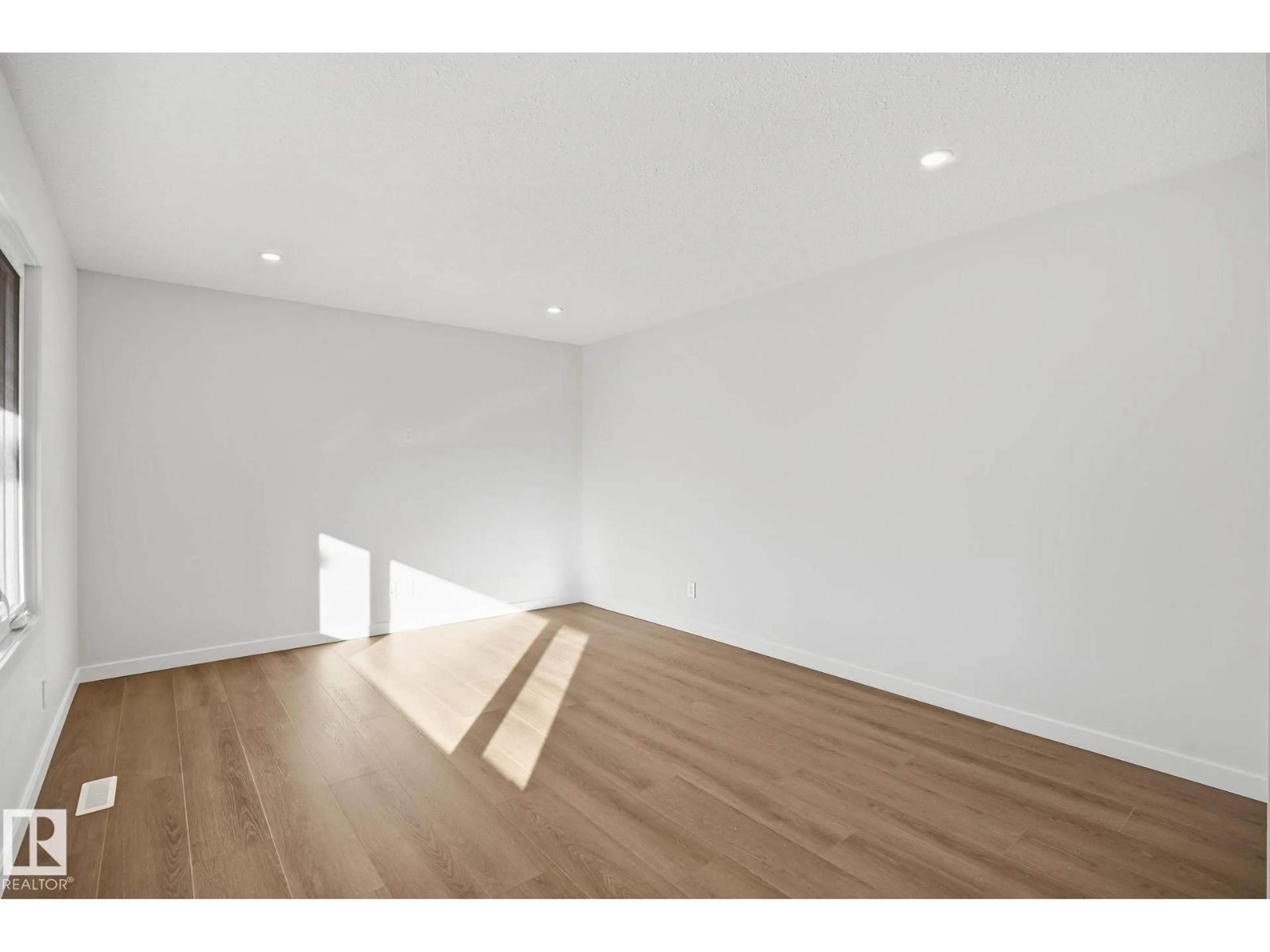 A pic of a room for 12811 89 ST, Edmonton Alberta T5E3J8