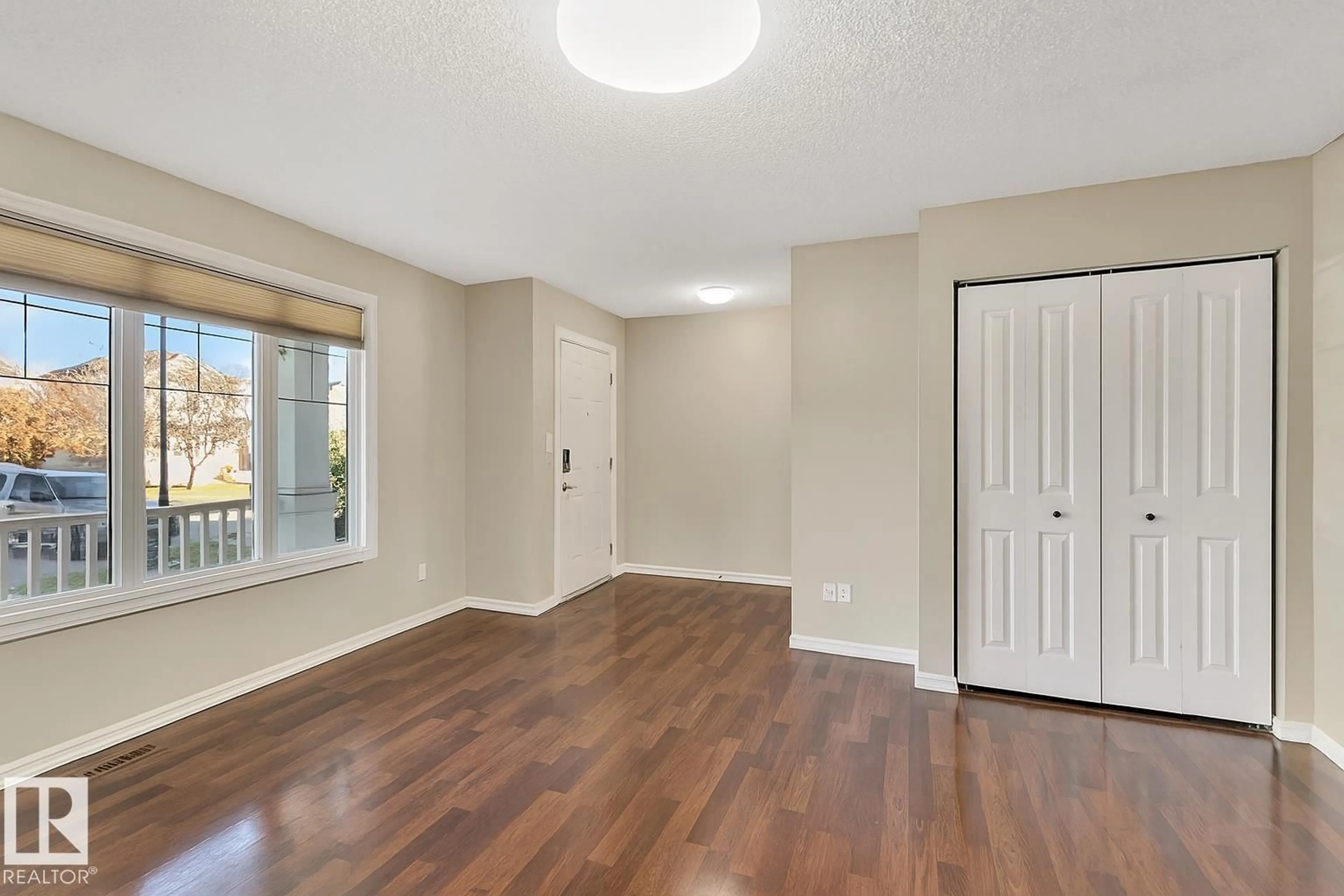 Indoor entryway for 21355 91 AV, Edmonton Alberta T5T6Y9