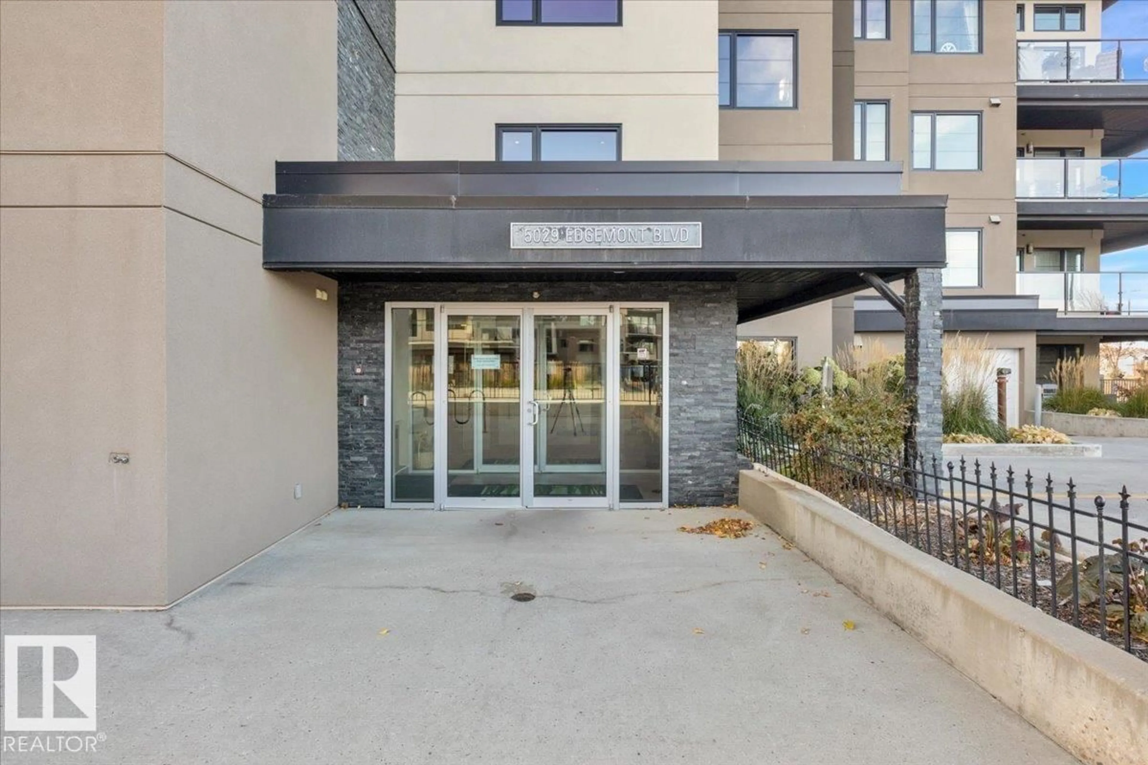 Indoor foyer for #305 - 5029 EDGEMONT BV, Edmonton Alberta T6M2N6