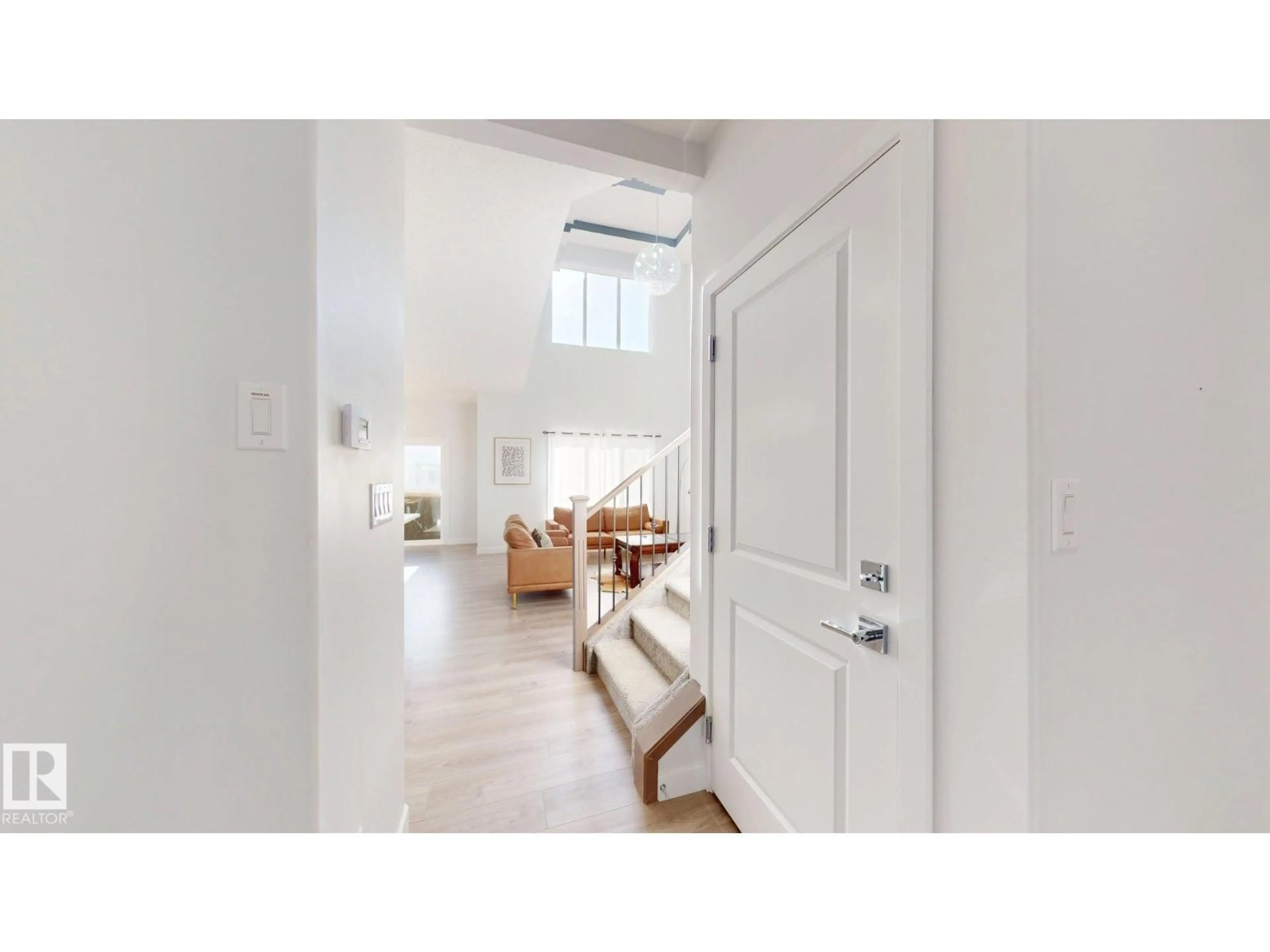 Indoor entryway for NW - 20019 31 AV, Edmonton Alberta T6M1N7