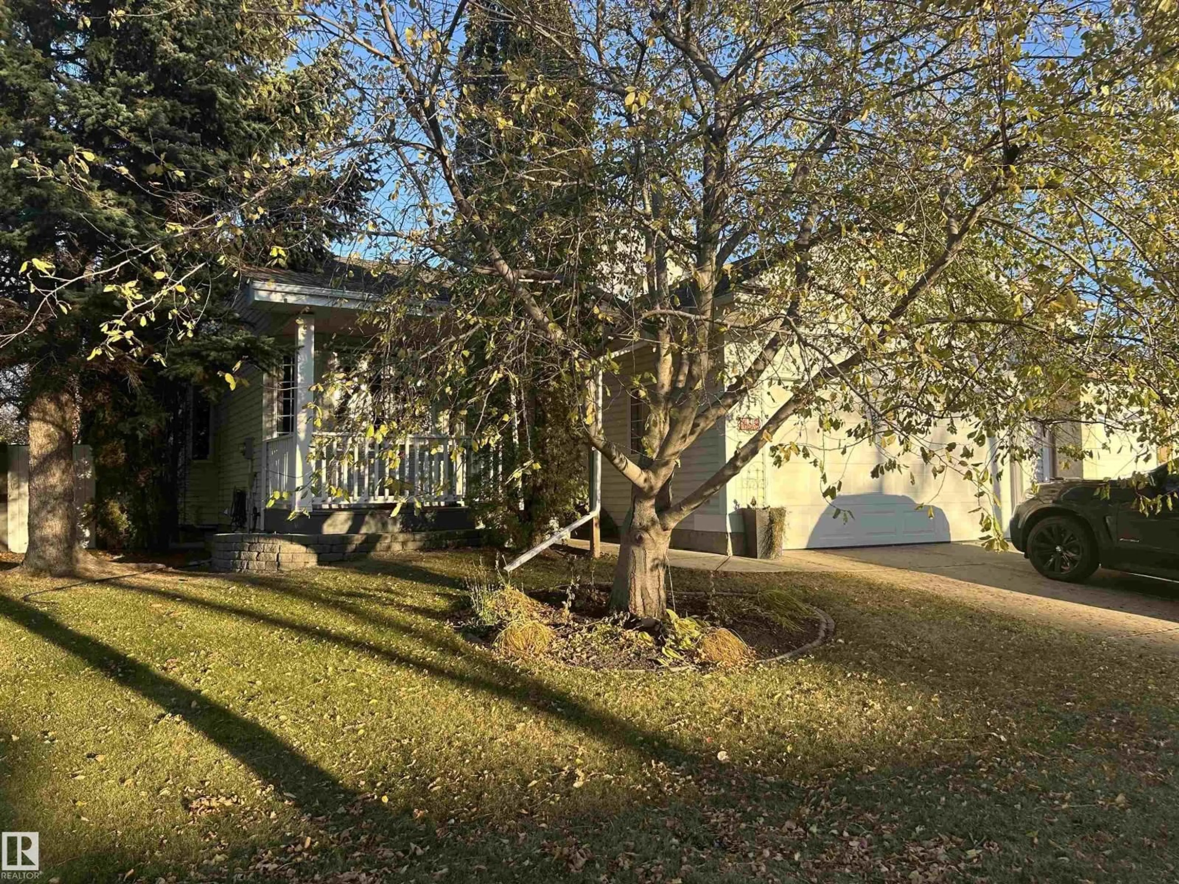 A pic from outside/outdoor area/front of a property/back of a property/a pic from drone, street for 158 MEADOWVIEW DR, Sherwood Park Alberta T8H1P8