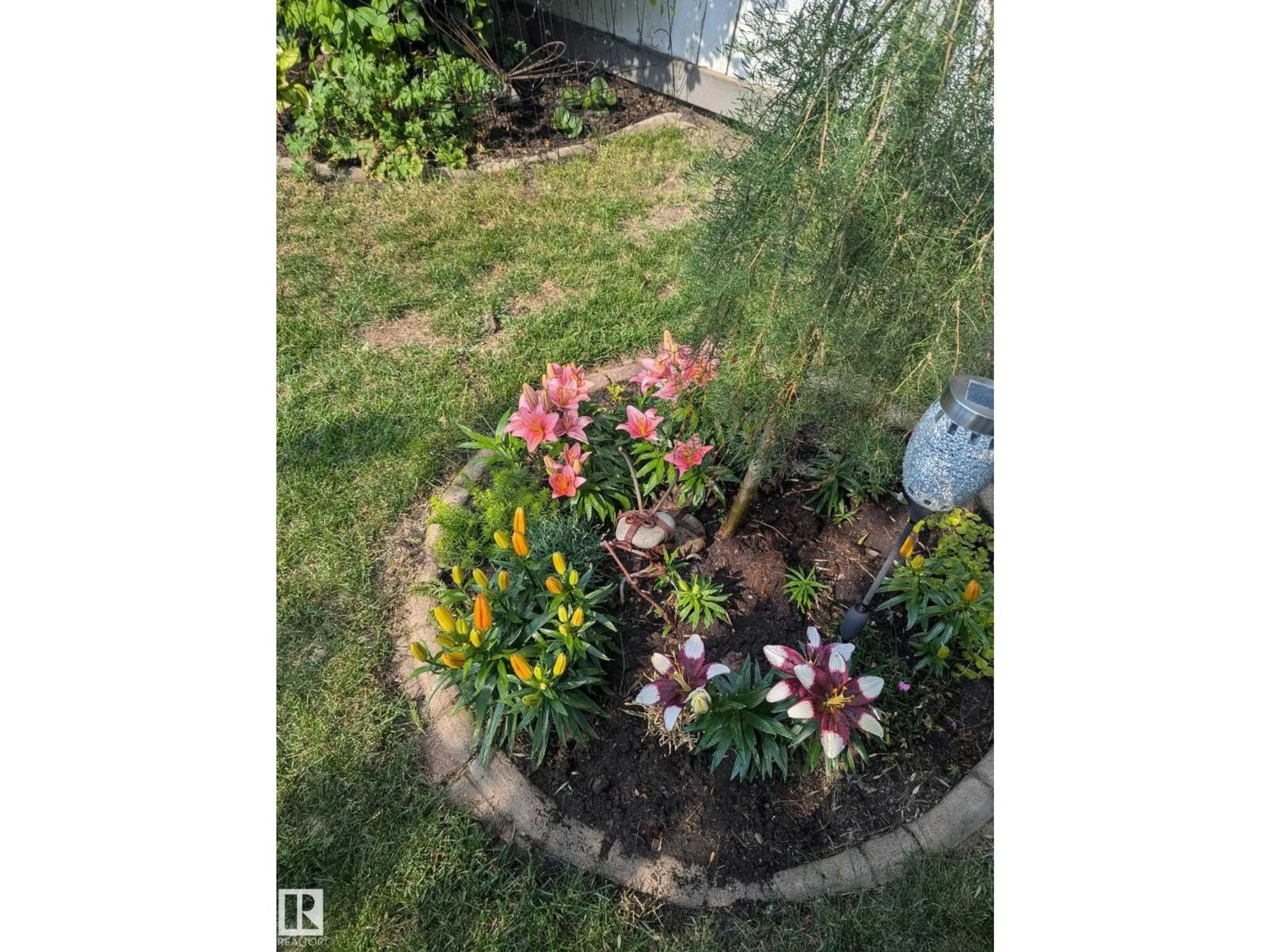 Patio, street for 158 MEADOWVIEW DR, Sherwood Park Alberta T8H1P8