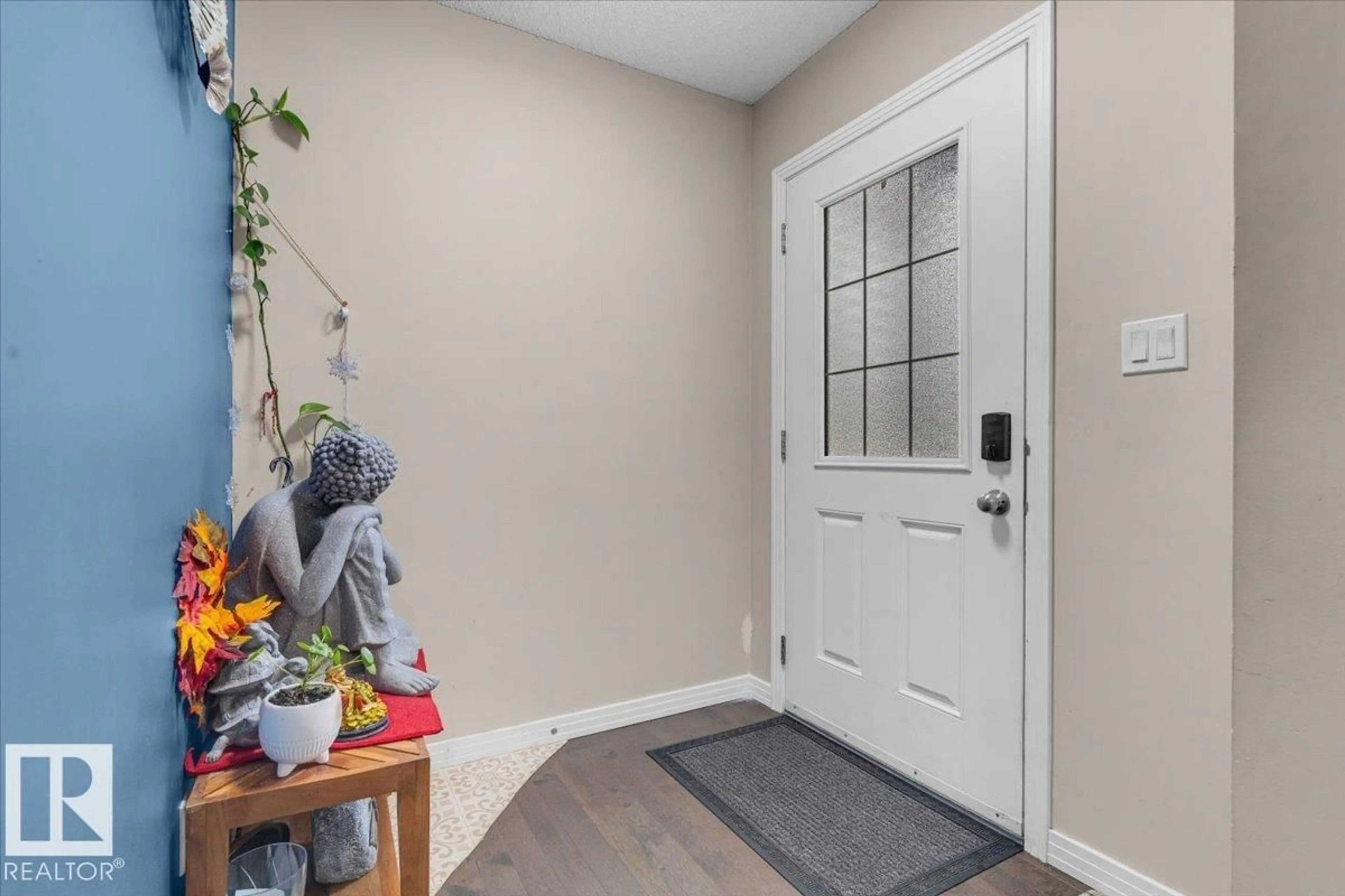 Indoor entryway for 5516 5 AV, Edmonton Alberta T6X1R9