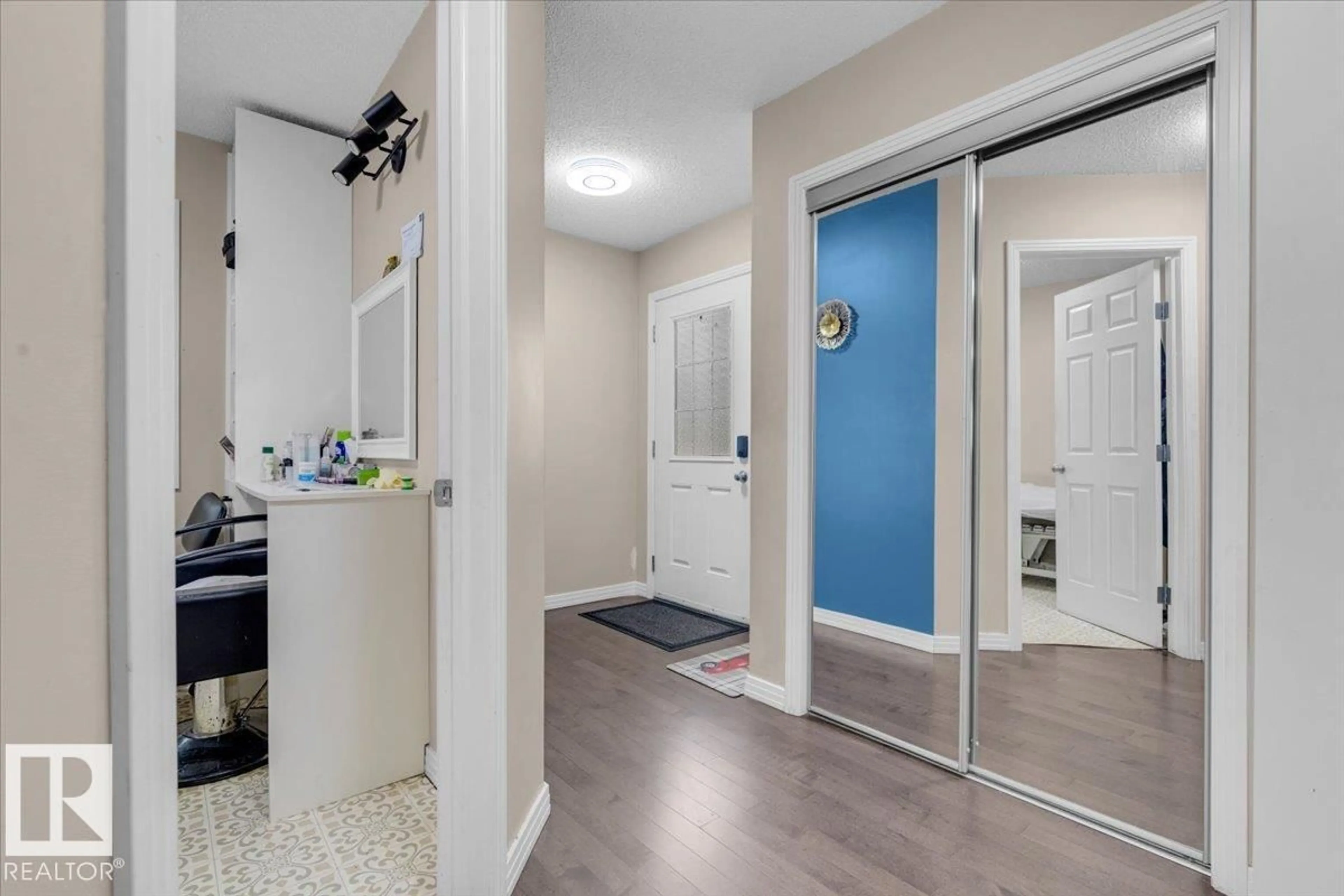 Indoor entryway for 5516 5 AV, Edmonton Alberta T6X1R9