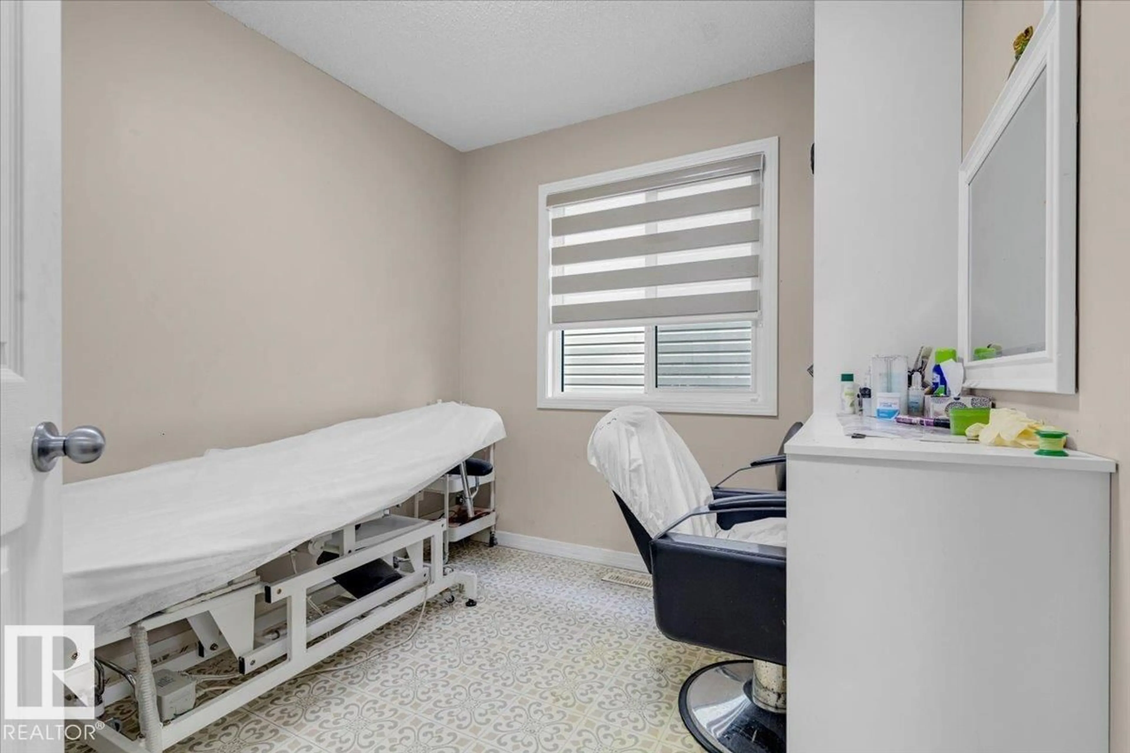 A pic of a room for 5516 5 AV, Edmonton Alberta T6X1R9
