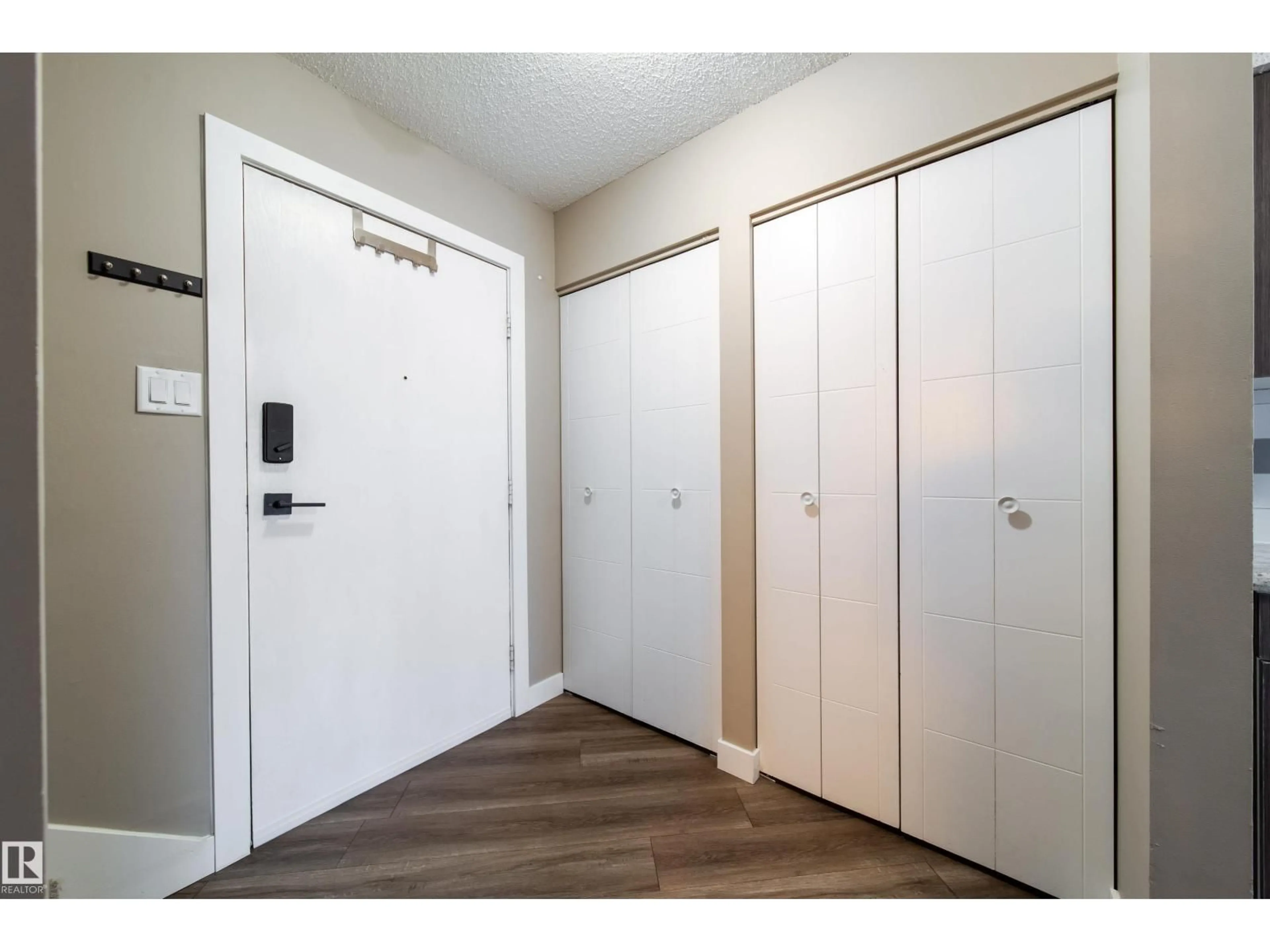 Indoor entryway for #117 - 6103 35A AV, Edmonton Alberta T6L1G7