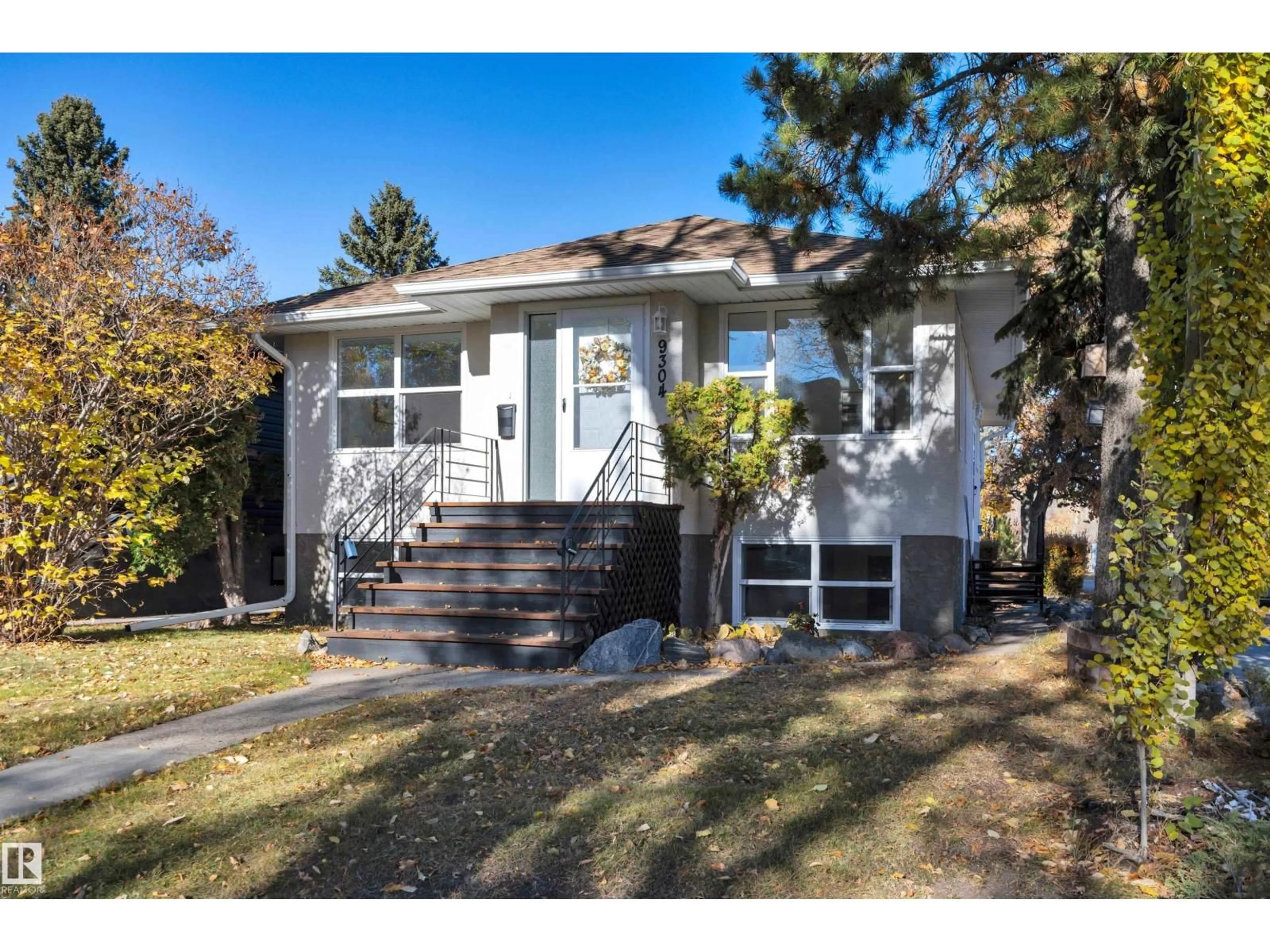 Home with vinyl exterior material, street for 9304 71 AV, Edmonton Alberta T6E0K8